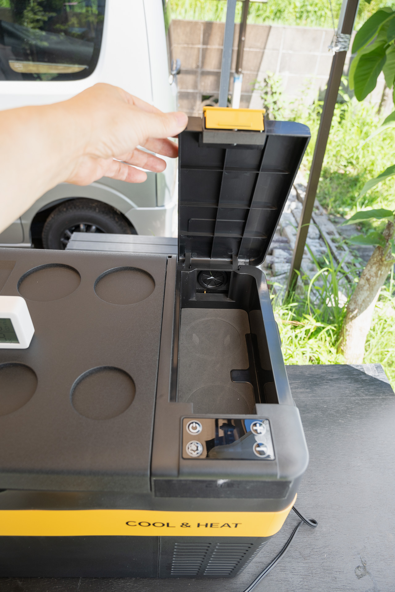 本体右上に収納ボックスがあって、ここに専用ポータブルバッテリーを入れます。専用ポータブルバッテリーを使わない場合は、ACアダプターなどを入れておけます