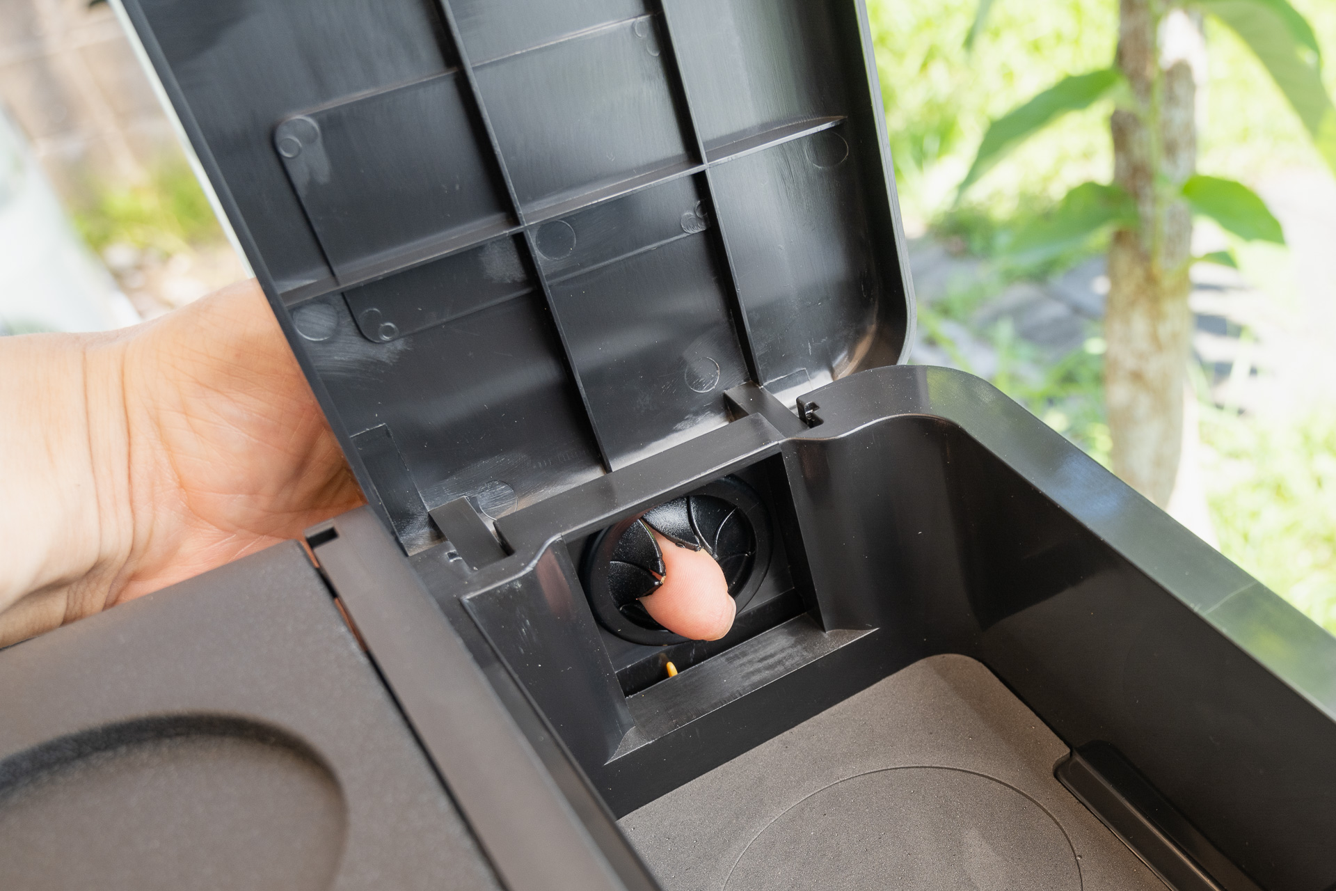 収納ボックスにはシガーケーブルを通す穴が空いているので、シガーケーブルを通してからバッテリーに繋ぎます