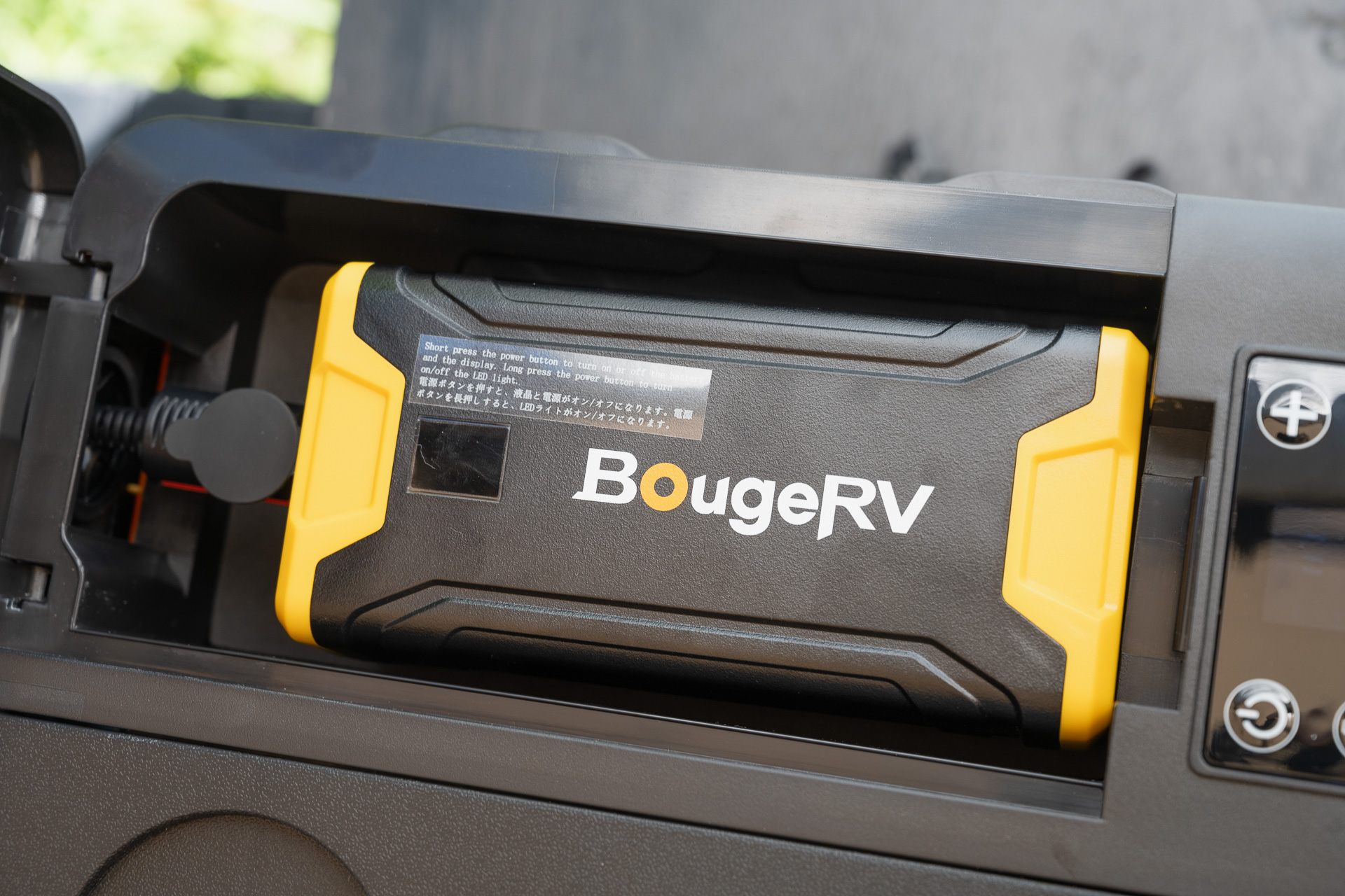 こんな風に専用ポータブルバッテリーが収まります