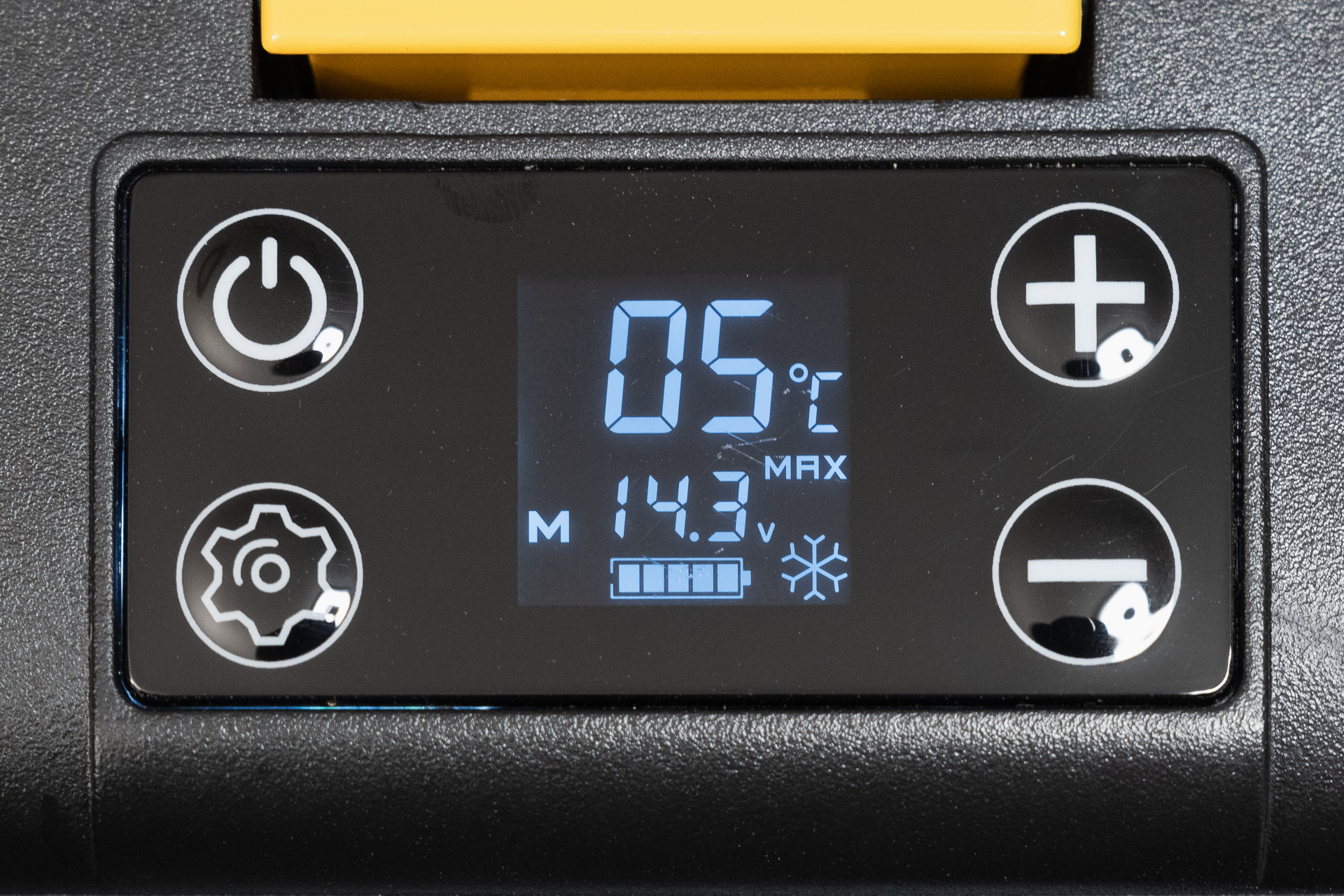 今日は温度設定5℃で使ってみました。時間を置くとアイスは柔らかくなってくるけど、飲み物にはちょうどいい温度かな