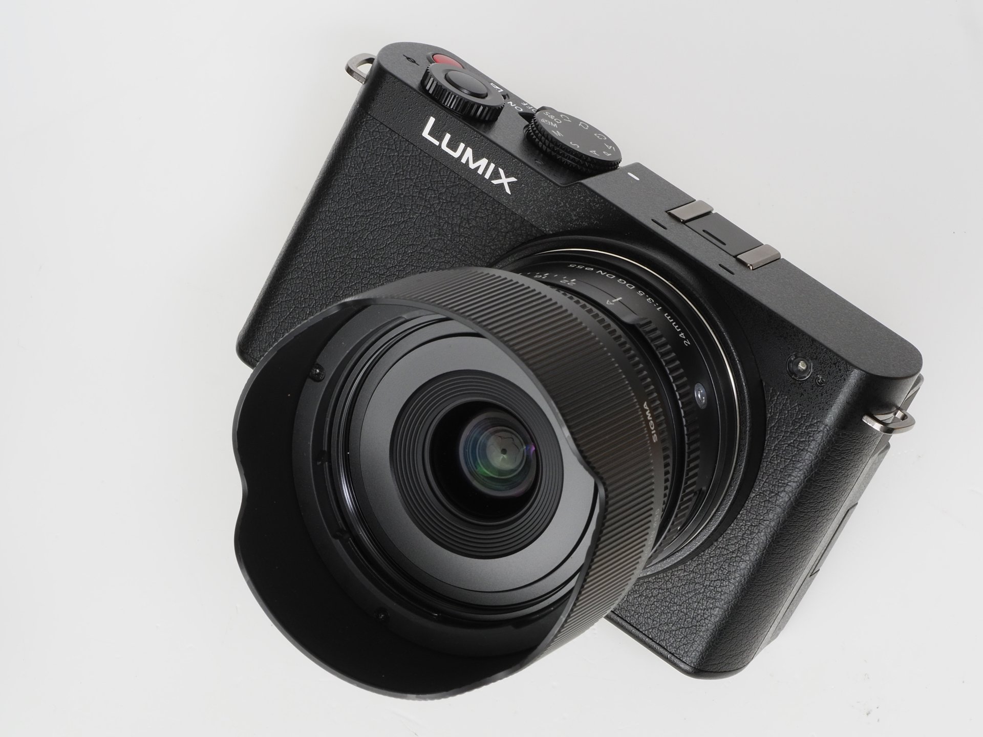 SIGMA 24mm F3.5 DG DN｜Contemporaryを装着してみます。ボディサイズからすると、小さめの単焦点広角レンズとの相性とバランスがとてもいいです。やはりAFを使いたいですわ。