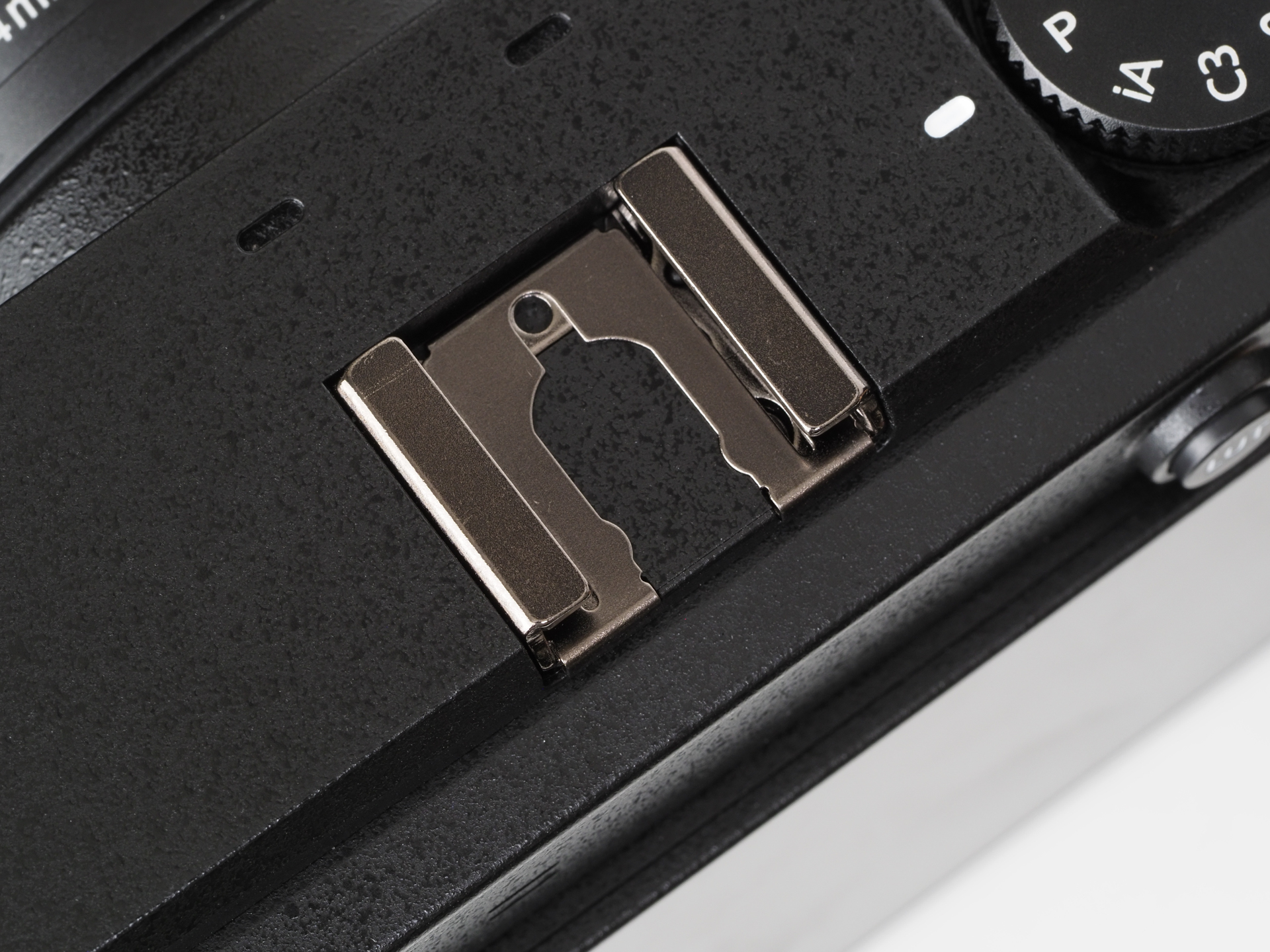 不勉強な筆者は「コールドシュー」という呼び方は知りませんでした。本来は「アクセサリーシュー」というはずで、当初はファインダーを載せるために用意されたのだと思います。S9ではモニターとかマイクを載せるためにあるのでしょう。電子接点の入るスペースはそのまま残されています。