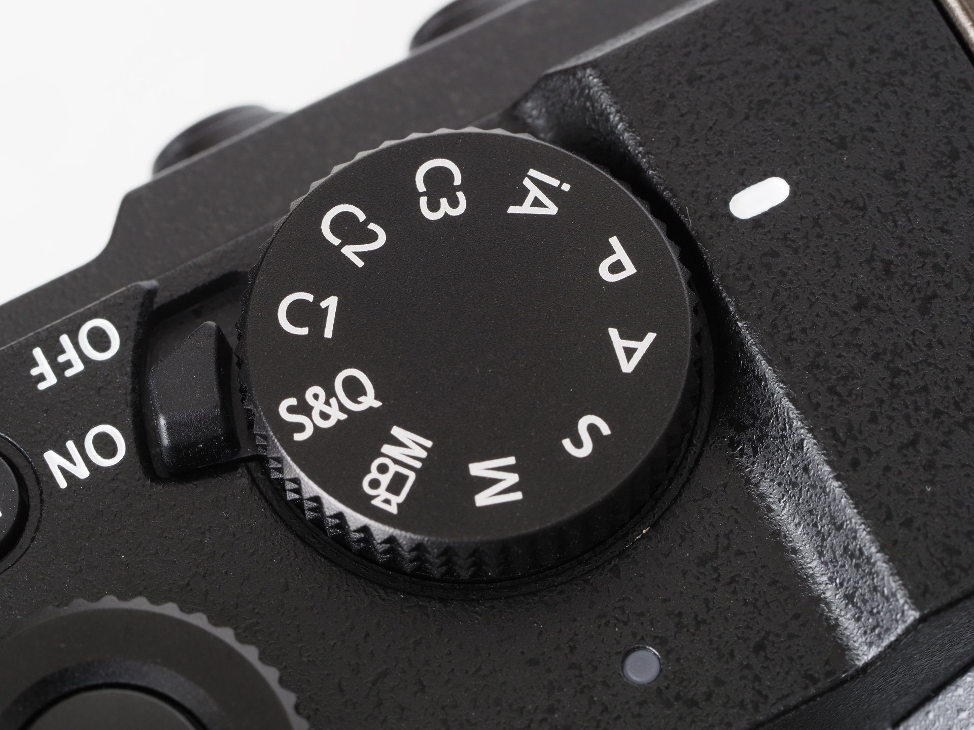 筆者があまり好きではないモードダイヤルが堂々と。LUMIX LX100IIみたいにシャッタースピードダイヤルにはできませんか？ そうですか。