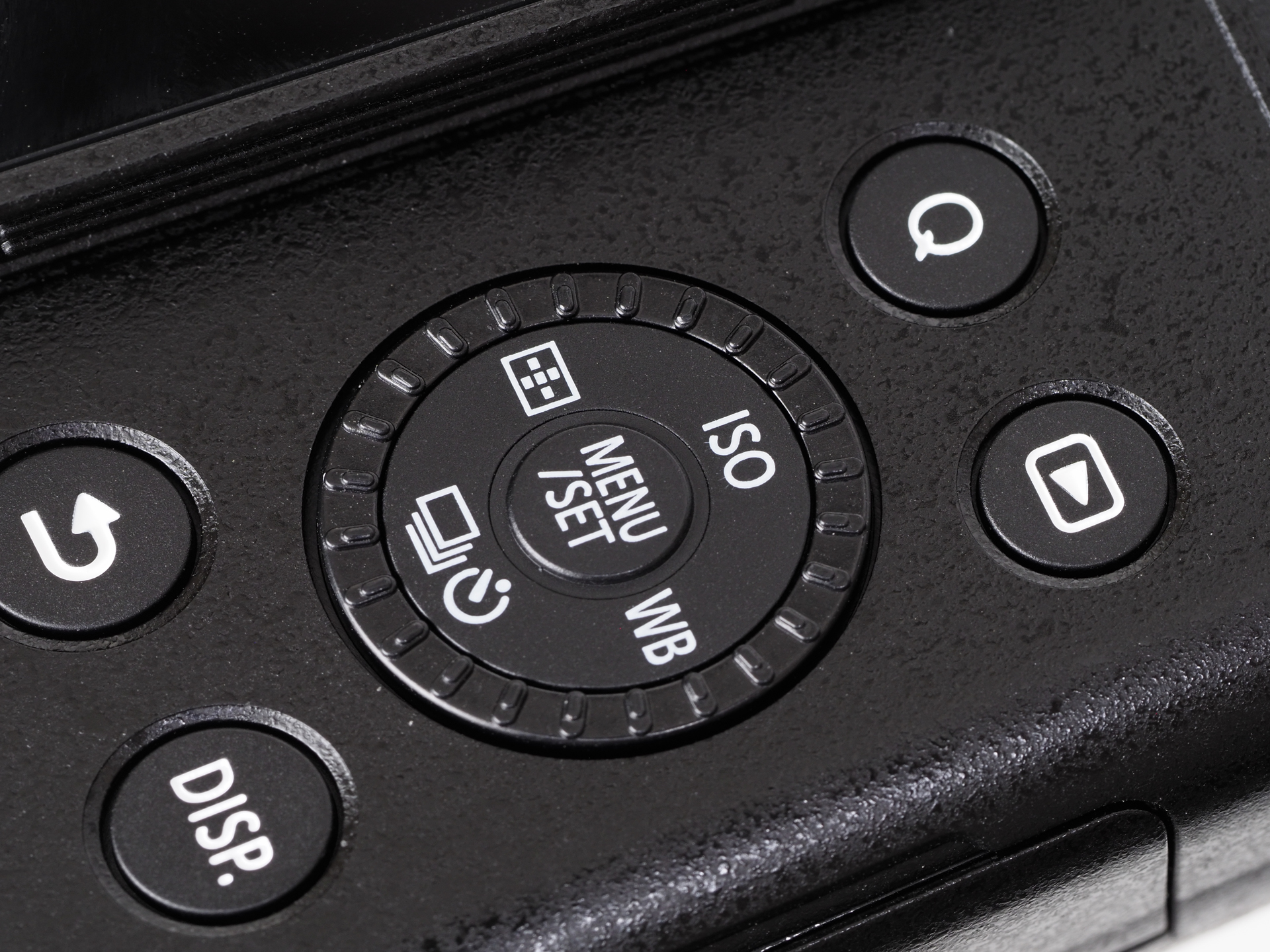 各種ボタンの視認性と設定はわかりやすくていいですが、押下感というか感触はもう少し頑張りたいですね。