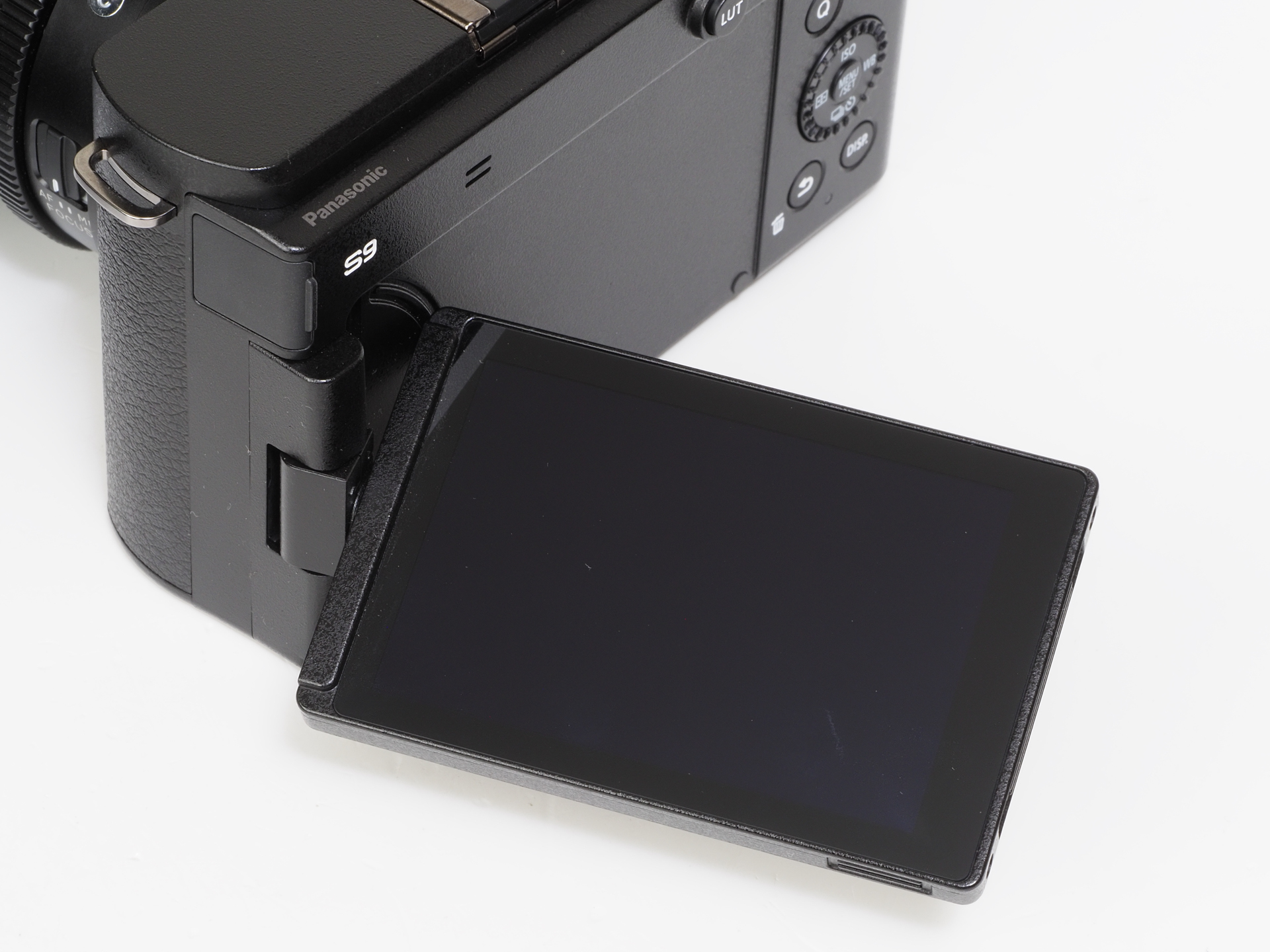 静止画撮影重視の人には嫌われてしまう、バリアングルモニターなんですけど、筆者は慣れました。水準器表示を頼りはしますけど。