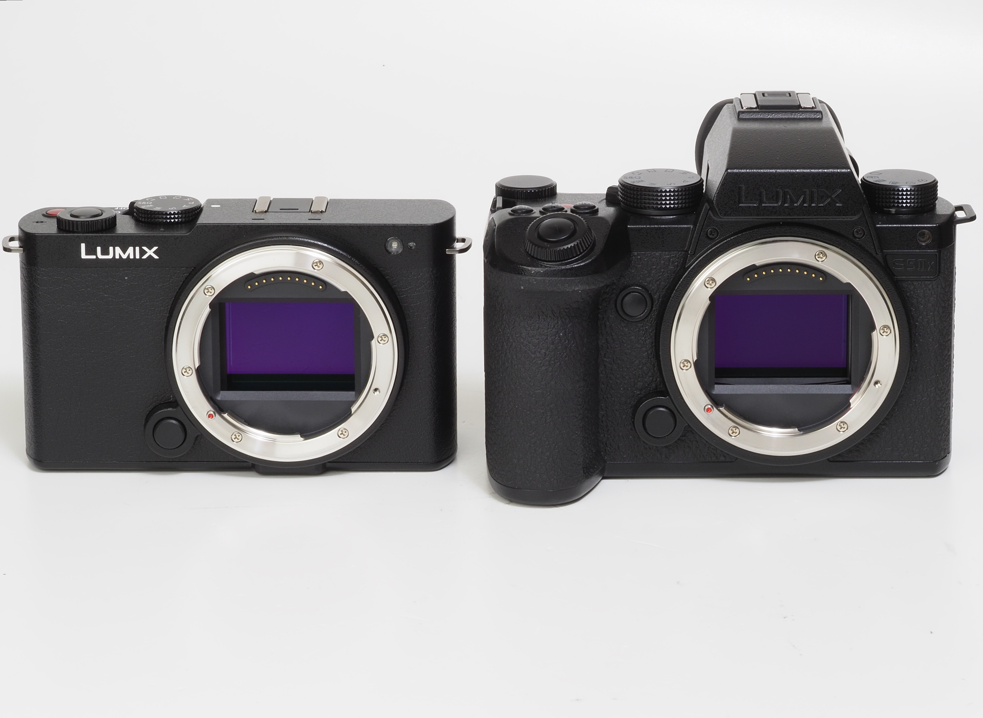 筆者の愛機であるLUMIX S5IIXと並べてみます。カメラを小型軽量化するにはどうするかという回答がすぐわかります。