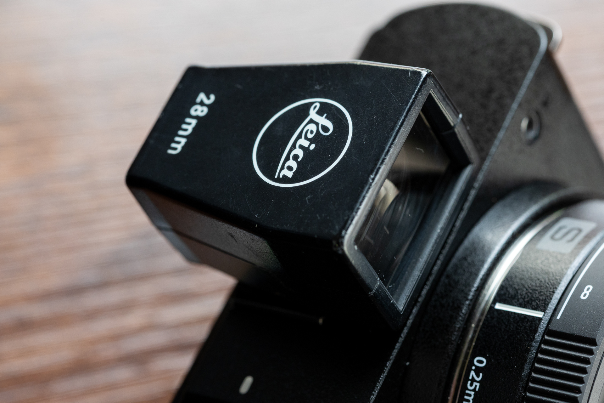 ライカの28mmファインダーを装着。26mmよりわずかに視野が狭い理屈ですがフレーミングはしやすくなります。追求したいのは実用性より全体のデザイン。ライカ金属製のファインダーは似合わないのでモナカと呼ばれるプラスチック製を選びました。