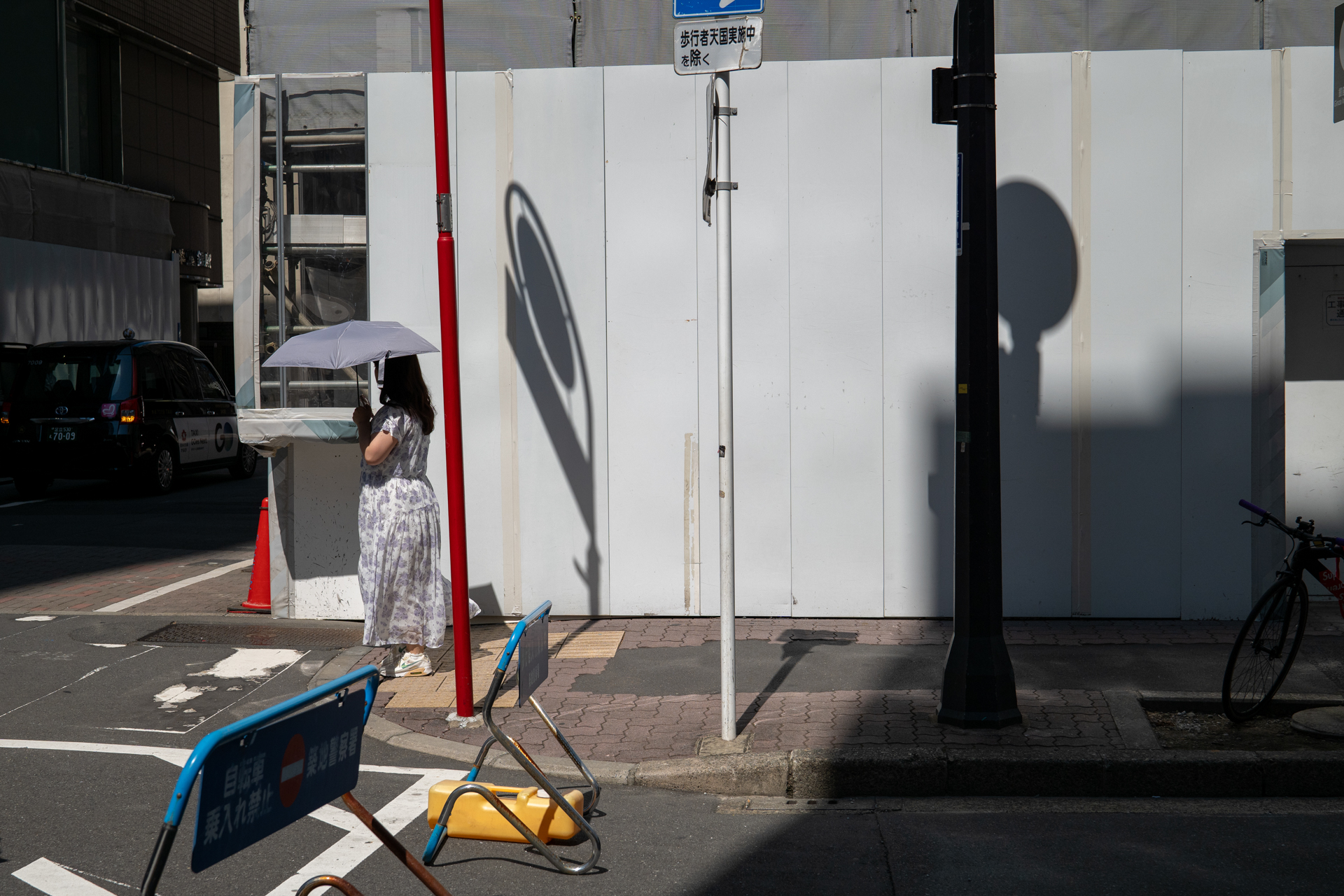 眩しいハイライト、深いシャドー。デフォルトで問題ない再現性ですね。カメラを構えたらお願いもしていないのに、フォーカスエリアは自然に人のいるところに飛んで行きました。<br><span class="fnt-85">パナソニック LUMIX S9／LUMIX S 50mm F1.8／プログラムAE（1/2,000秒、F8.0、−0.7EV）／ISO 400</span>