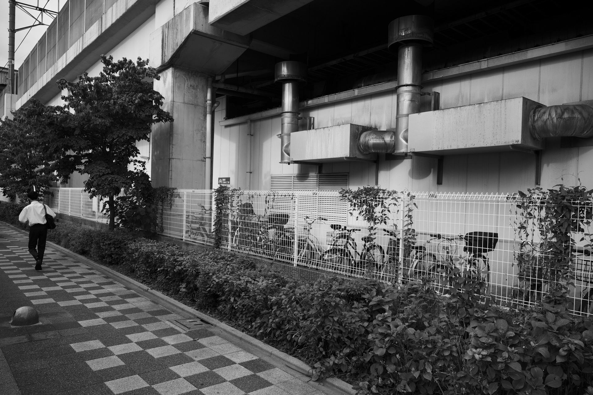 LUMIXの特徴でもある「LEICAモノクローム」を選択。金属表面の再現が好みですし、しっかりとしたコントラストの中、ハイライトのディテール再現もよい感じです。<br><span class="fnt-85">パナソニック LUMIX S9／SIGMA 24mm F3.5 DG DN｜Contemporary／プログラムAE（1/400秒、F8.0、−0.7EV）／ISO 400</span>