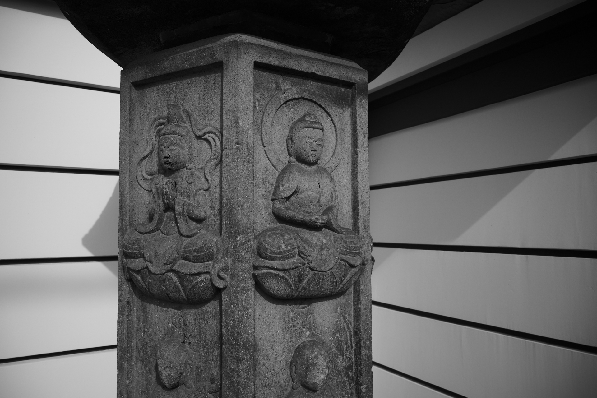 石と背景の壁のディテール再現がとてもバランスがいい。階調が滑らかですね。省略がありません。<br><span class="fnt-85">パナソニック LUMIX S9／SIGMA 24mm F3.5 DG DN｜Contemporary／プログラムAE（1/1,200秒、F8.0、−0.7EV）／ISO 400</span>