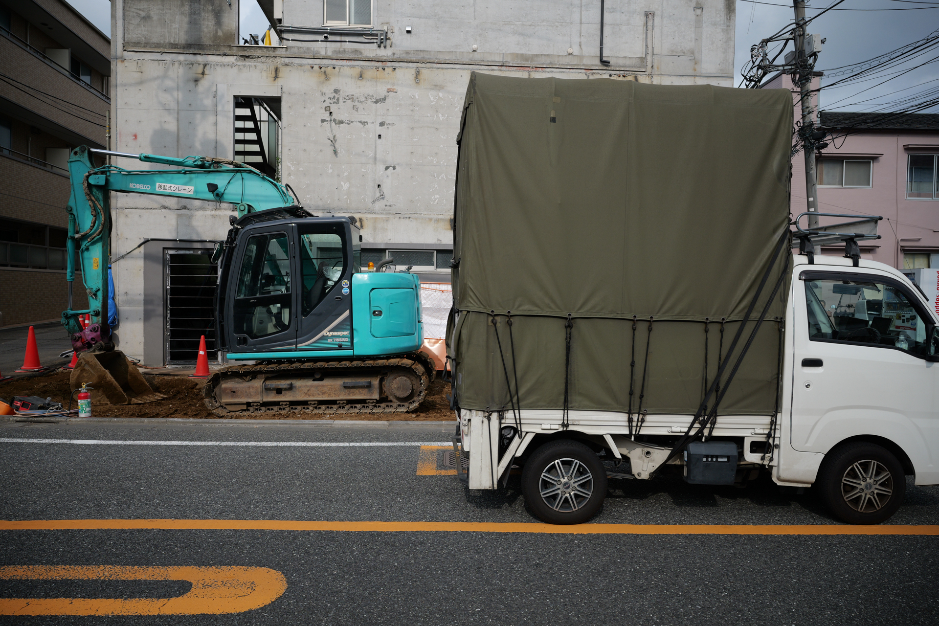 通り過ぎる世界。日常の中で何を抽出するかということをカメラを握って考えて歩いているんだけど、やはりグリップは欲しいかな。<br><span class="fnt-85">パナソニック LUMIX S9／SIGMA 24mm F3.5 DG DN｜Contemporary／プログラムAE（1/1,000秒、F8.0、−0.7EV）／ISO 400</span>