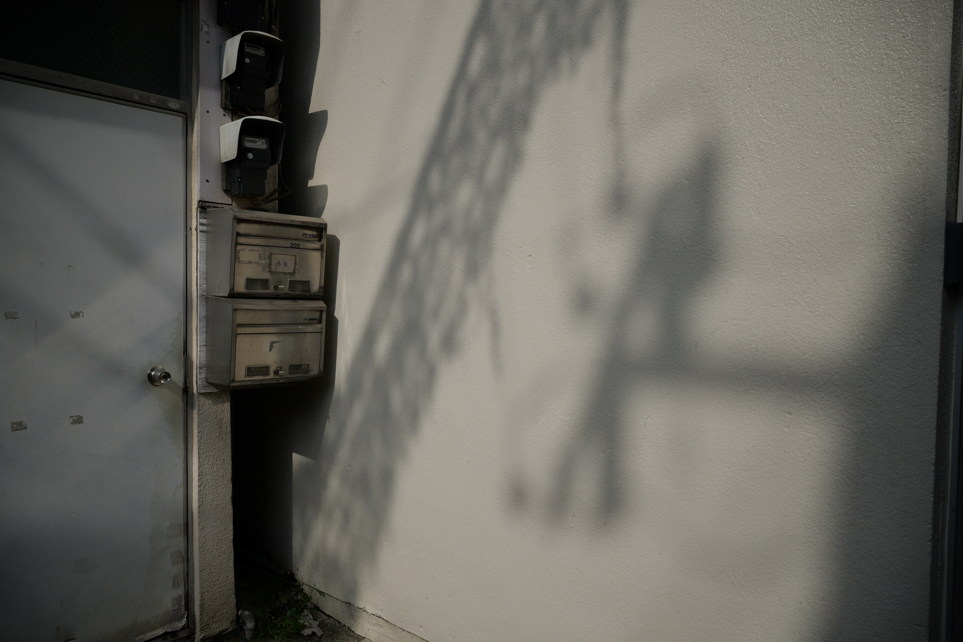 光と影。モノトーンの景色だけど、そのままカラーで撮影してみました。<br><span class="fnt-85">パナソニック LUMIX S9／SIGMA 24mm F3.5 DG DN｜Contemporary／プログラムAE（1/2,000秒、F8.0、−0.7EV）／ISO 400</span>