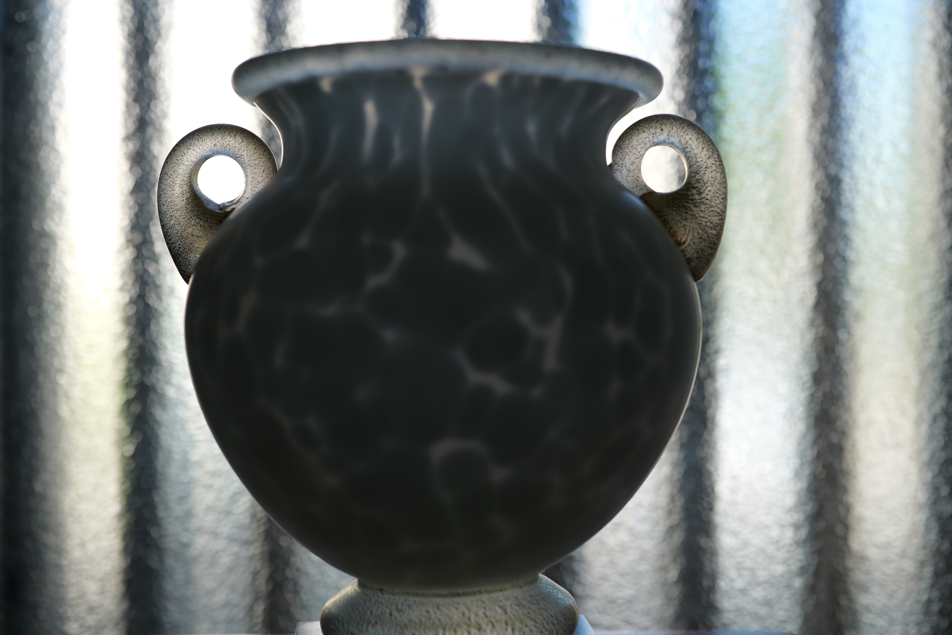 窓。逆光に照らされた花瓶。よい感じの光で透けてくれました。性能に優れた標準レンズです。<br><span class="fnt-85">パナソニック LUMIX S9／LUMIX S 50mm F1.8／プログラムAE（1/500秒、F4.0、−0.7EV）／ISO 400</span>