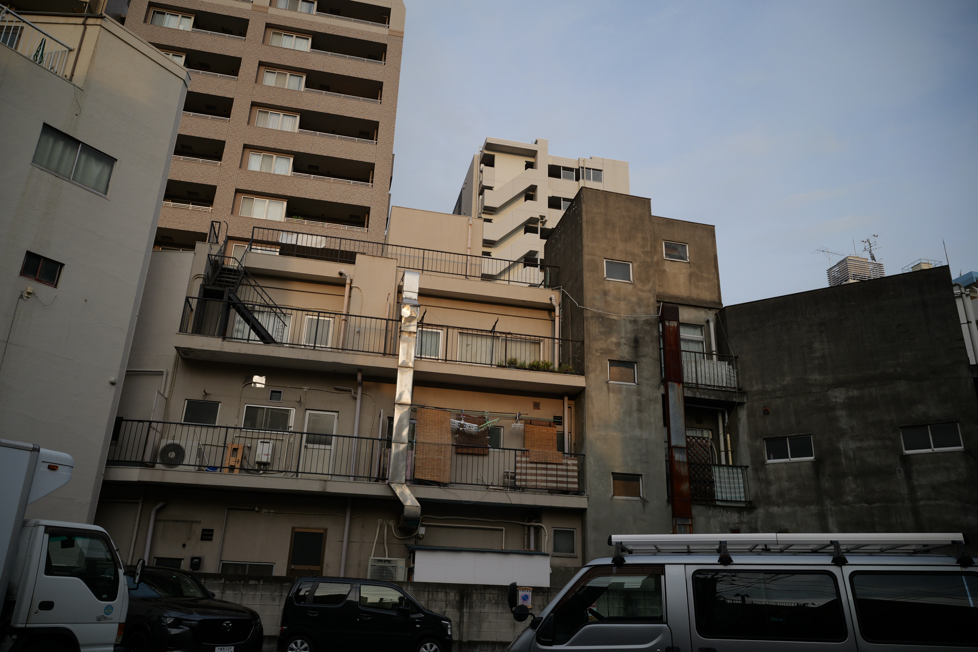 スポット光のように照らされたマンション。これも階調の繋がりで印象的な光景になりました。<br><span class="fnt-85">パナソニック LUMIX S9／SIGMA 24mm F3.5 DG DN｜Contemporary／プログラムAE（1/320秒、F8.0、−0.7EV）／ISO 400</span>