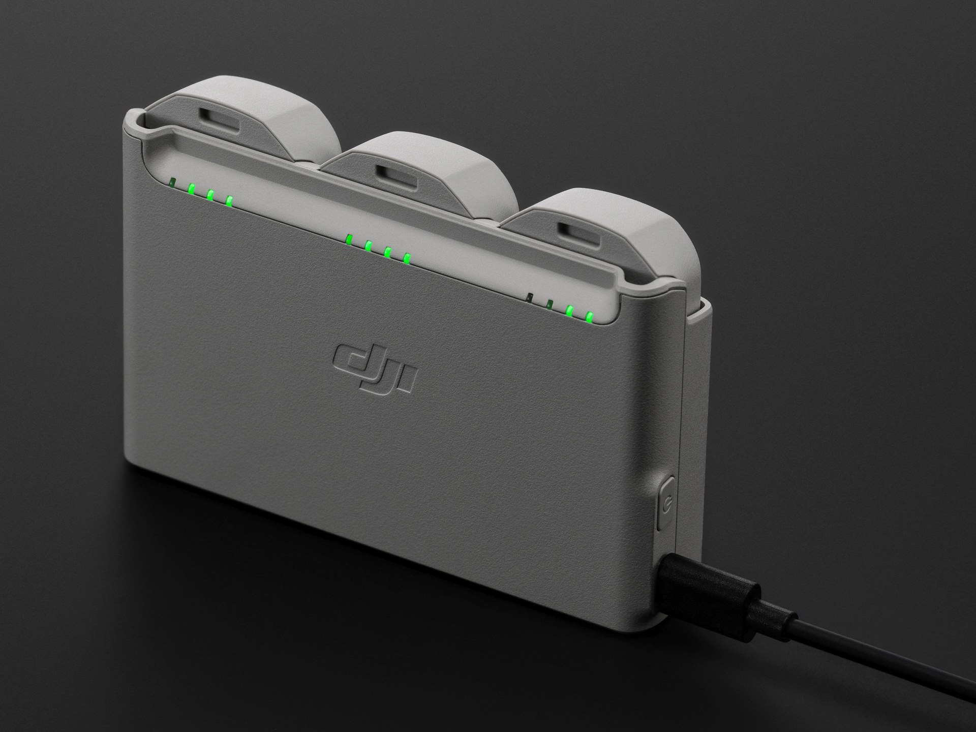 3つのバッテリーを同時に充電できる2WAY充電器