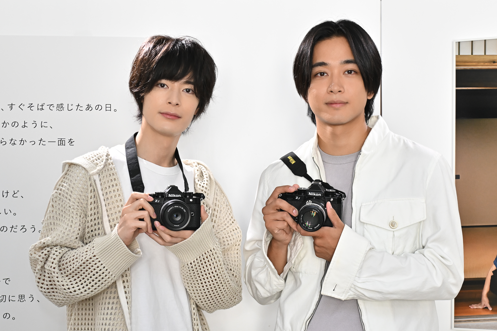 「Zf」を手に持ち登壇（左から塩野瑛久さん、佐藤寛太さん）