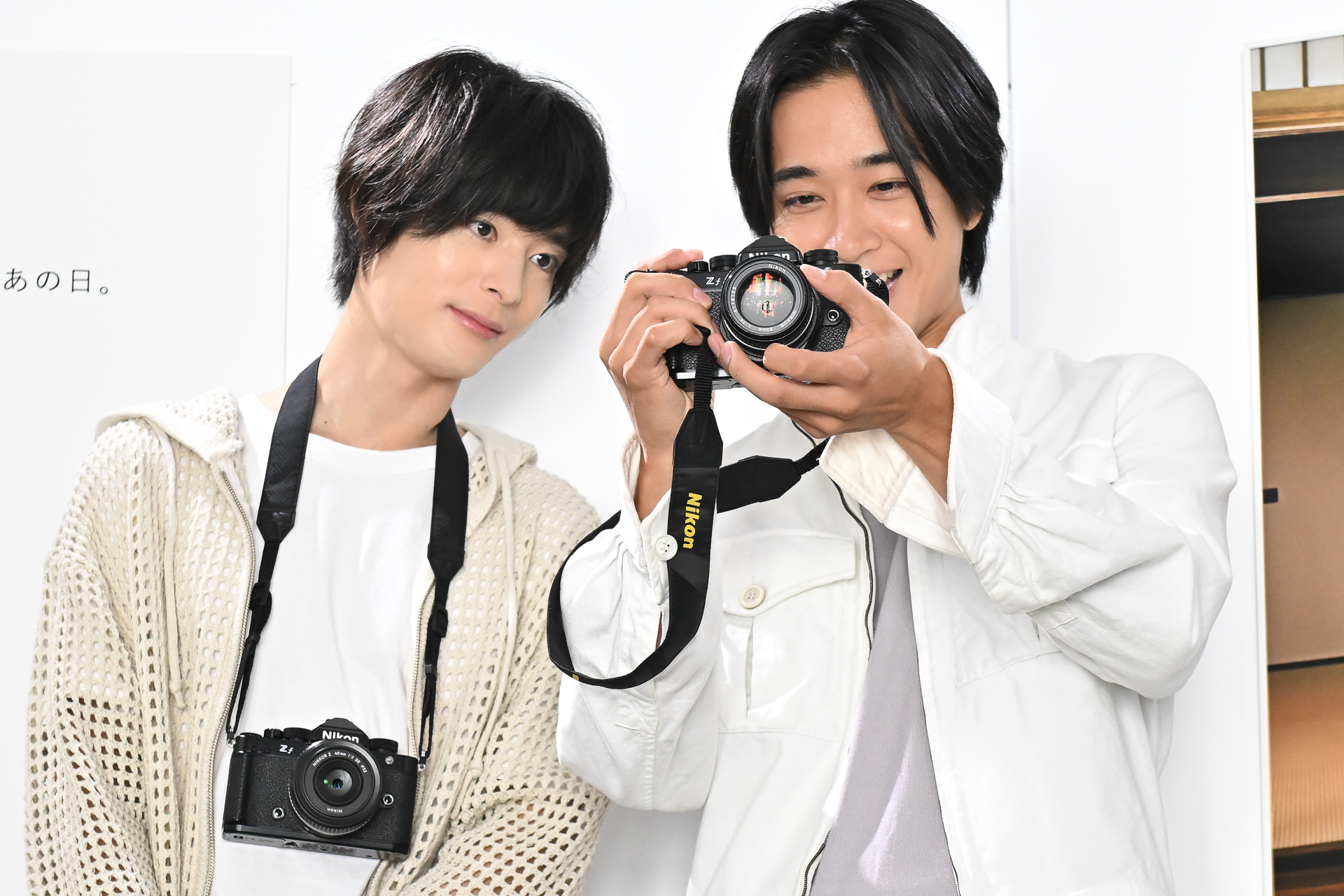 佐藤さんが「AI Nikkor 50mm f/1.4」の絞りリングを触りながら「こうやって変化していくのも楽しい」と語る