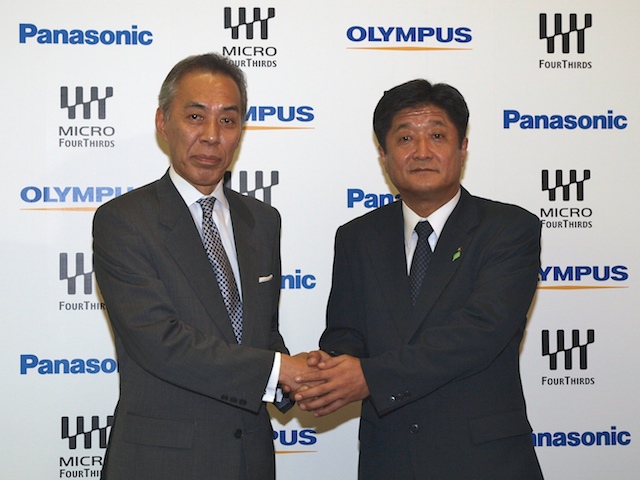 発表会のフォトセッションで。左からオリンパスイメージングの大久保雅治社長と、パナソニックAVCネットワークス社の吉田守副社長