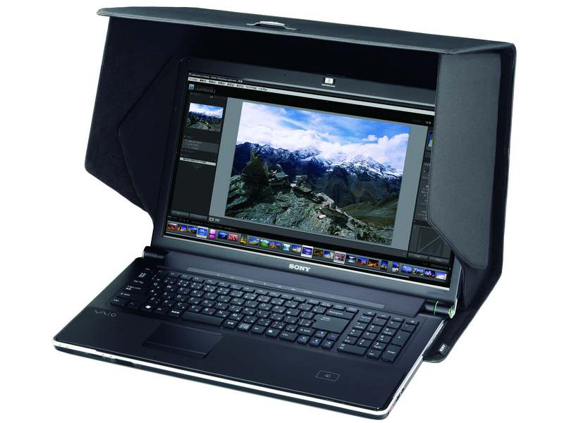 ディスプレイフード「VGP-DHA1」を装着したVAIO type Aフォトエディション（VGN-AW70B/Q）