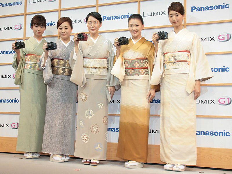 発表会に出席した「女流一眼隊」。左から森木美和さん、鈴木慶江さん、樋口可南子さん、鳥居かほりさん、高橋まりのさん