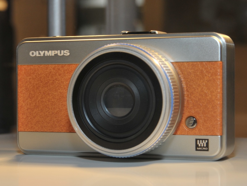 フォトキナ2008のオリンパスブースに展示されたマイクロフォーサーズ機モックアップ