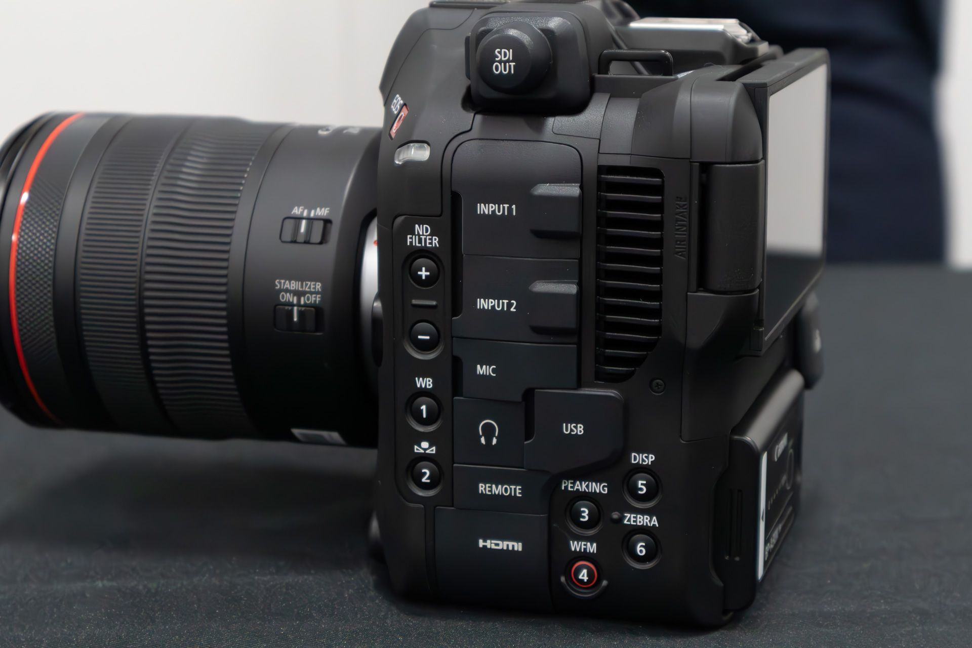 インターフェースの多くが側面にある