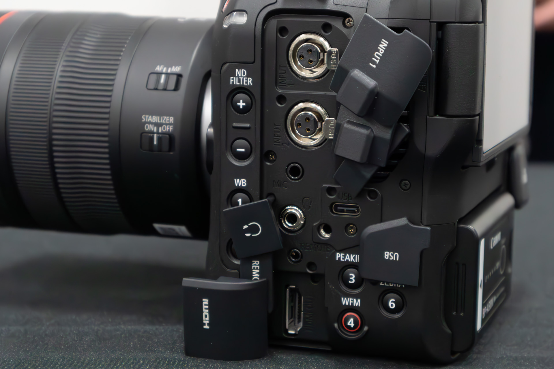 端子のカバーを開けたところ