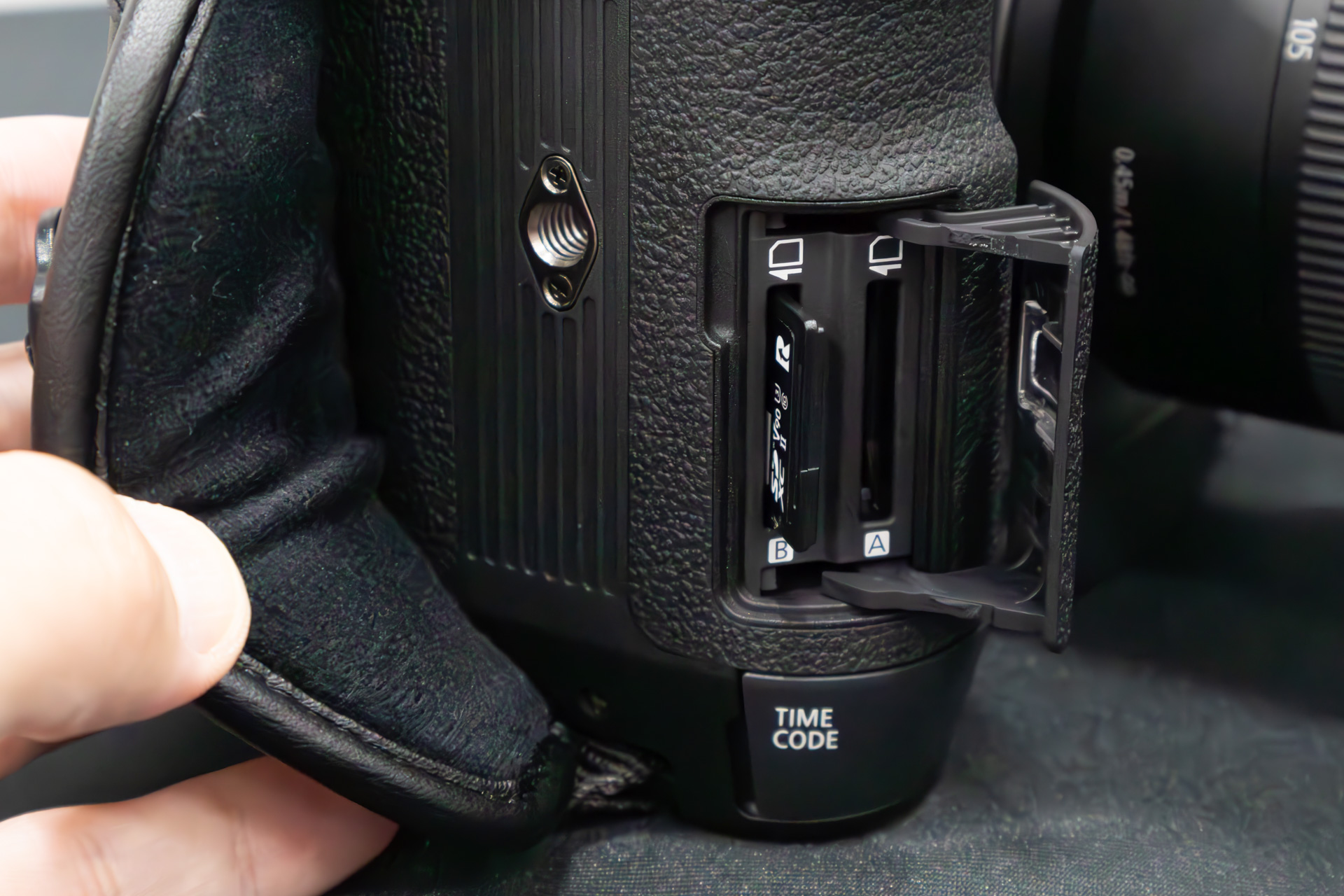 SDメモリーカードスロット。縦位置用の三脚穴も見える