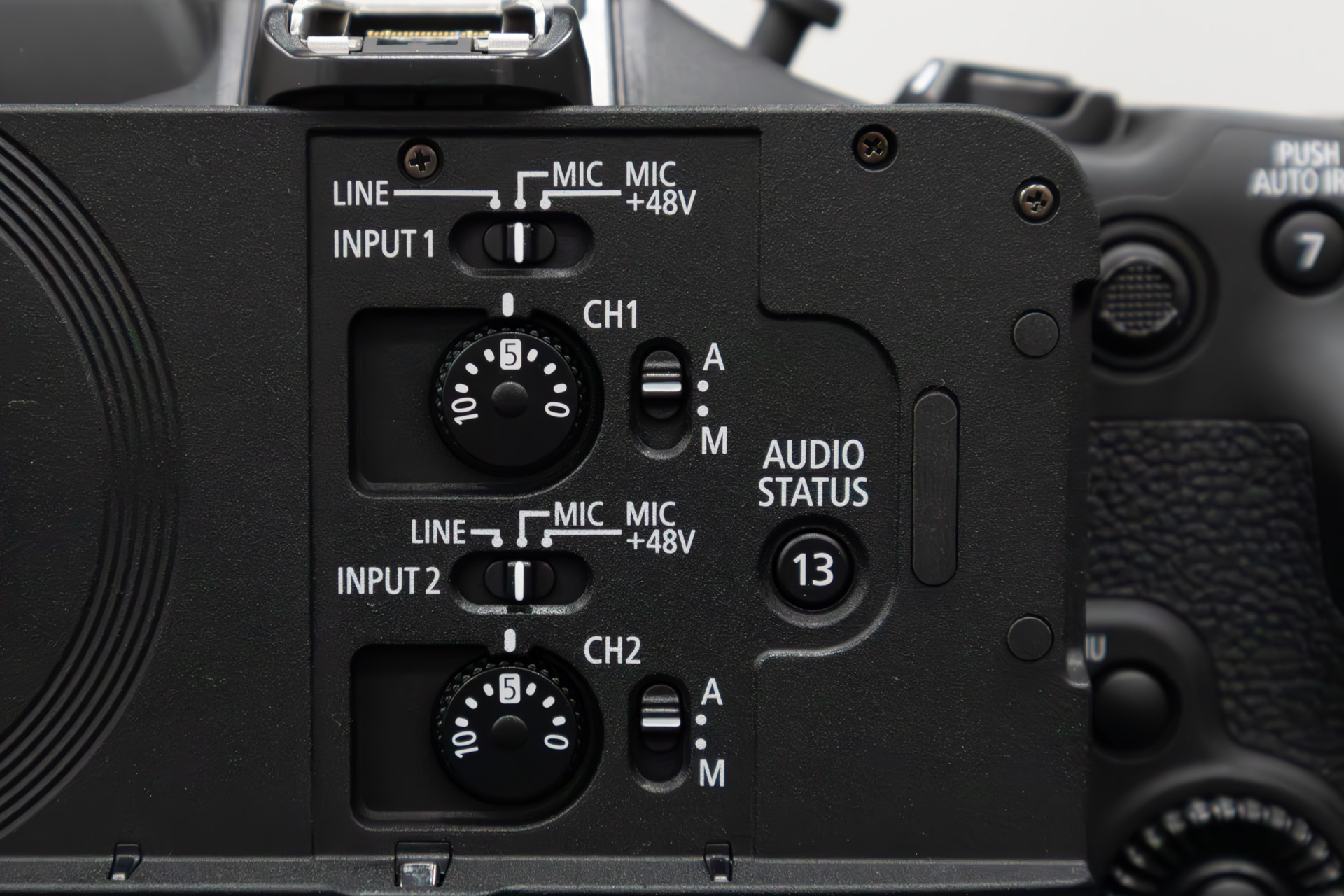 液晶モニターを開けると音声関係の設定ができる