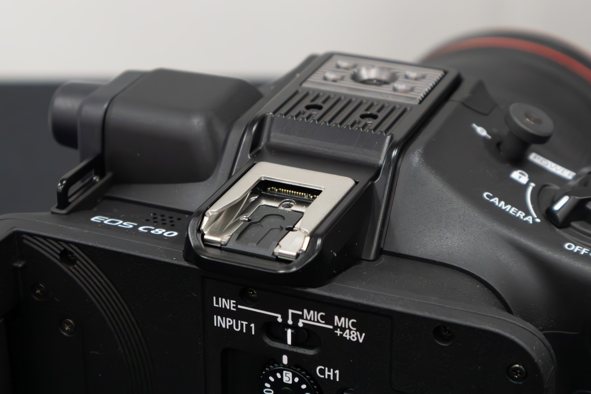 マルチアクセサリーシューも備えている