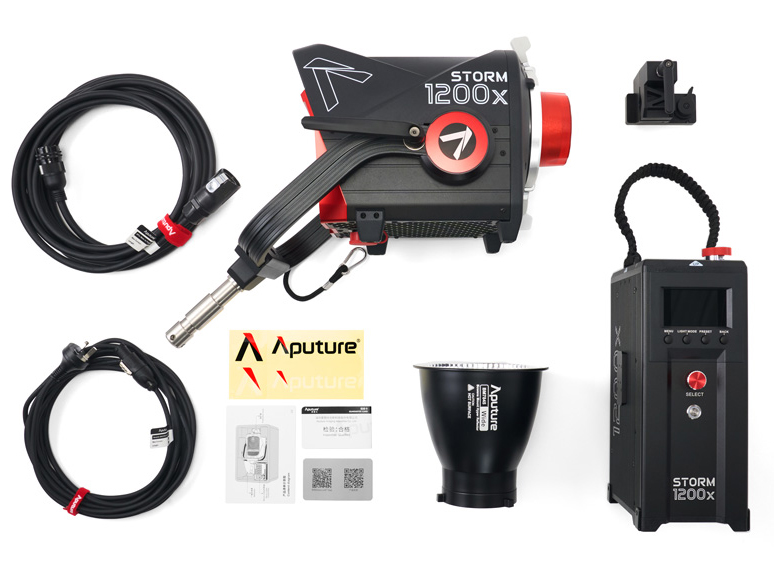 付属品。ランプヘッド×1、コントロールボックス×1、クイックリリースクランプ×1 45°、ワイドリフレクター×1、ランプケーブル（7.5m）×1、AC電源ケーブル（6m）×1、保護キャップ×1、キャリーケース×1