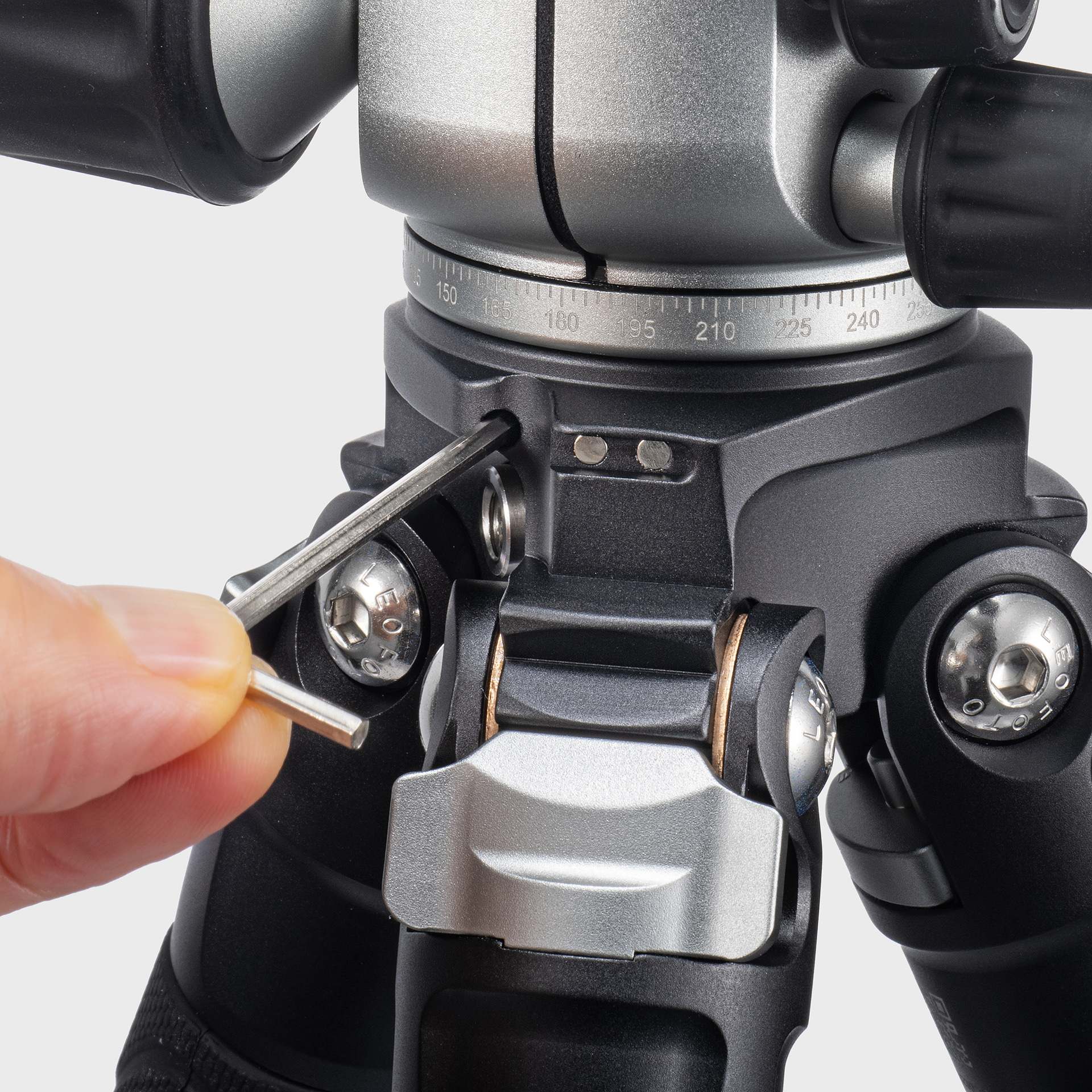 三脚本体部分に六角レンチが収納できるようになっているので、三脚のメンテナンスやアクセサリーの着脱をいつでも行える