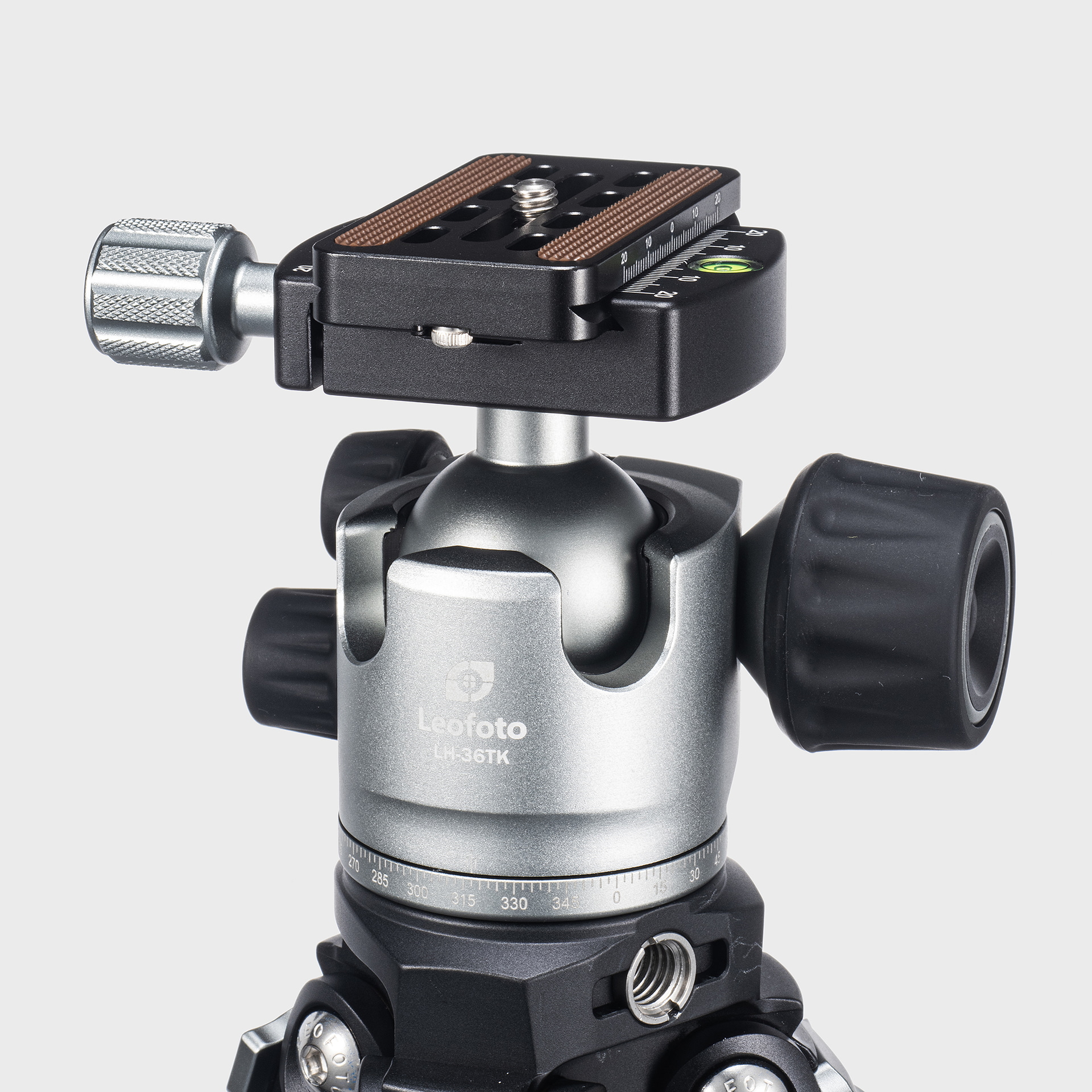 LH-36TKは低重心の自由雲台。TKモデルは特別に明るいシルバーの塗装が施されている