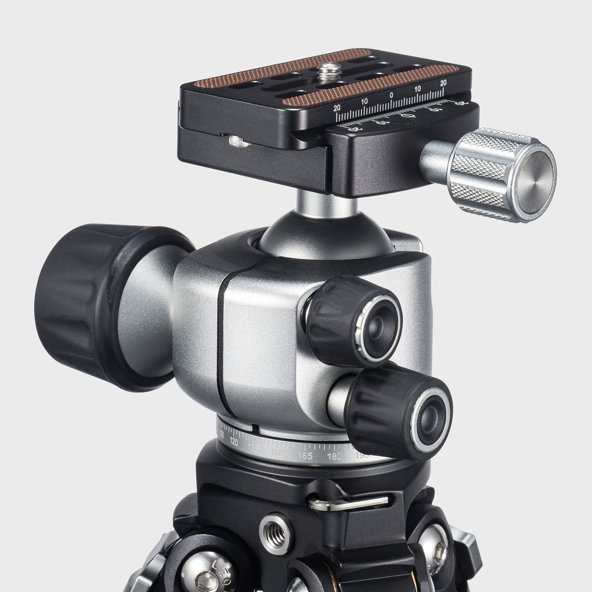 ロック解除時のテンションも調整可能。ノブは大型でシリコングリップも装着されている