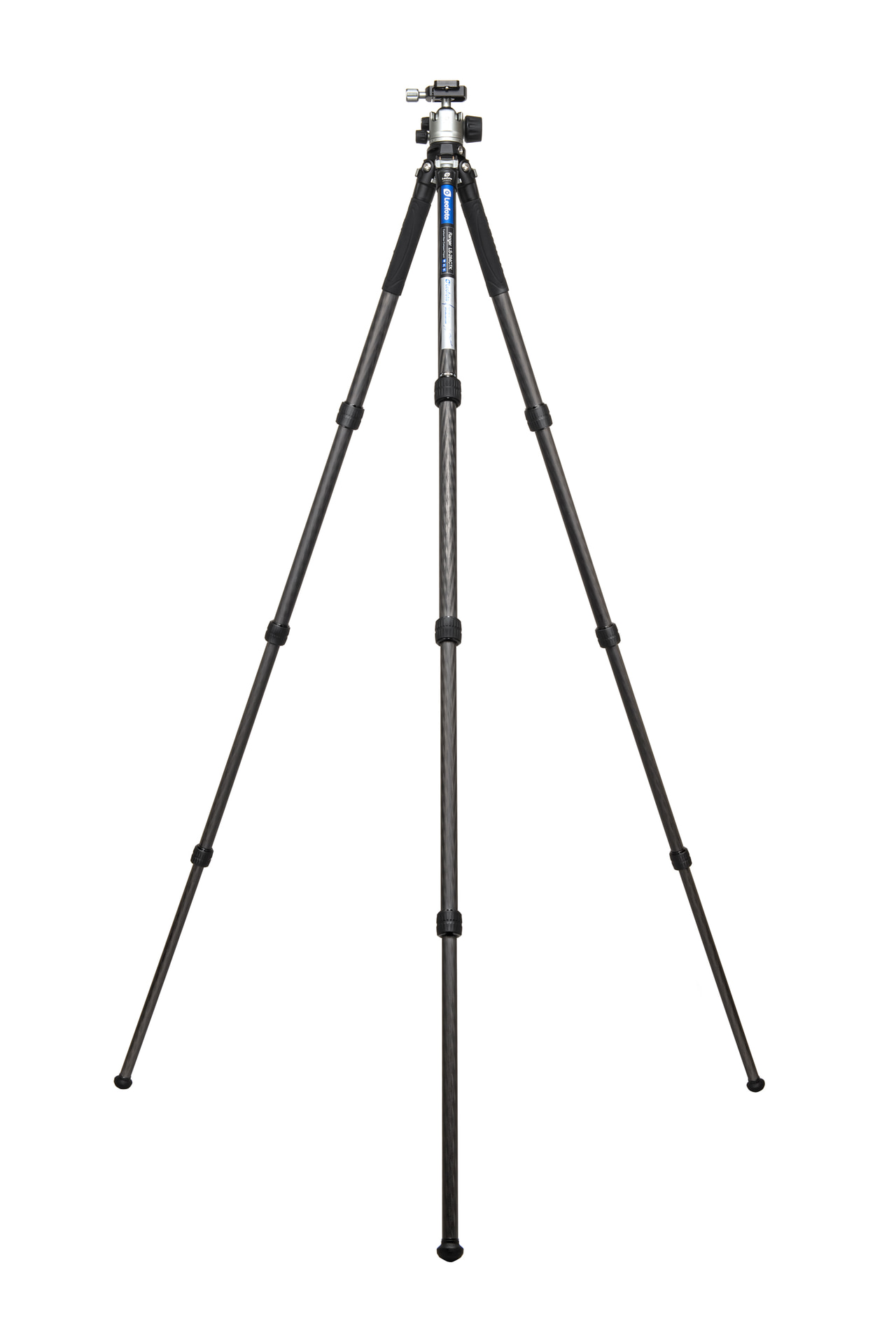 LS-284CTK+LH-36TKは、先行登場していたLS-364CTK+LH-47TKと比較して携行性を重視したモデルながら、付属のセンターポールの装着で190cmの高さを確保する。センターポールを使用していなくても160cm弱の高さがあり、アイレベルでの撮影が可能だ