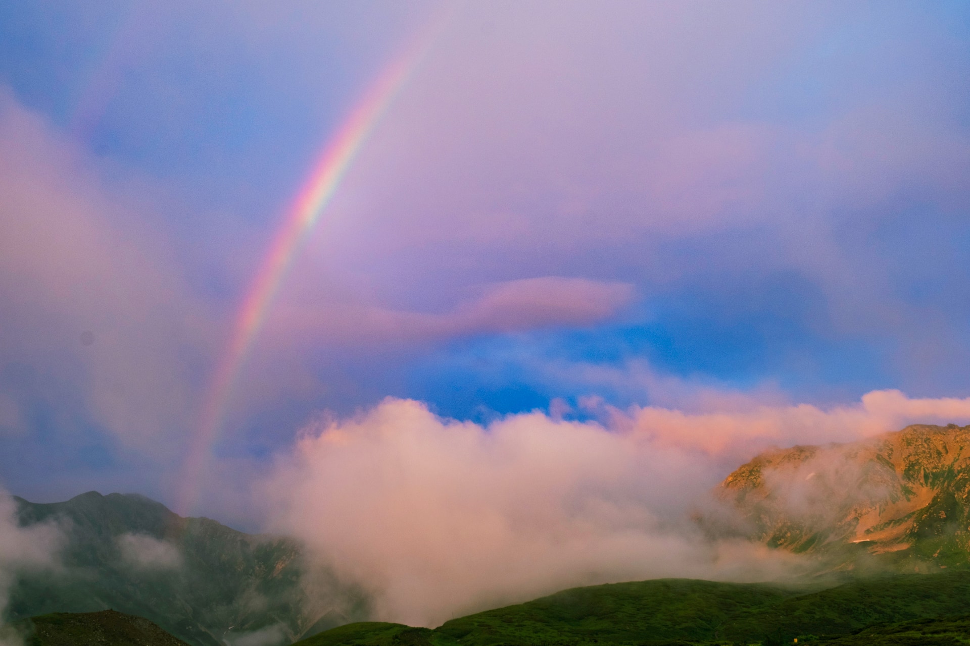 突然出現し、すぐに消えてしまう山の虹は迅速な三脚のセッティングと構図の調整が重要。LS-284CTKは4段タイプでセッティングがスムーズだ。LH-36TKは大型ノブで操作がしやすく、素早く構図を調整できる<br><span class="fnt-85">FUJIFILM X-T5／XF16-55mmF2.8 R LM WR／32mm（48mm相当）／絞り優先AE（F11、1/8秒、＋0.7EV）／ISO 400／WB：晴れ</span>