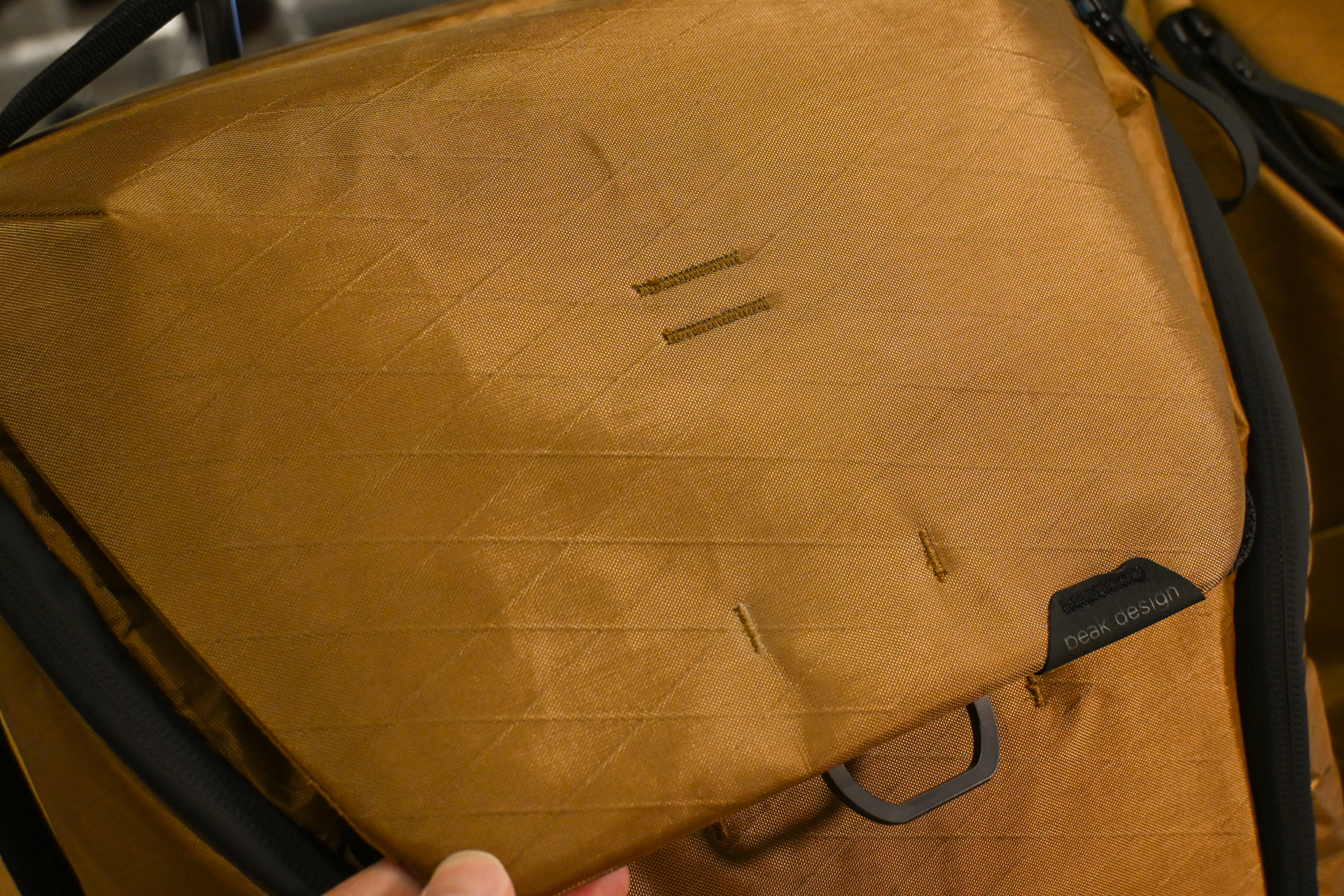 エブリデイ バックパックの天面フラップ。「X-PLY繊維補強技術」でダイヤモンドパターンが編まれている