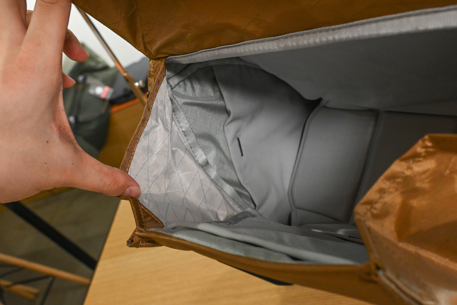 マチ部分に見えるのが裏地。収納物が触れる部分に柔らかいタフタ生地を採用している点は従来モデルと同じ。