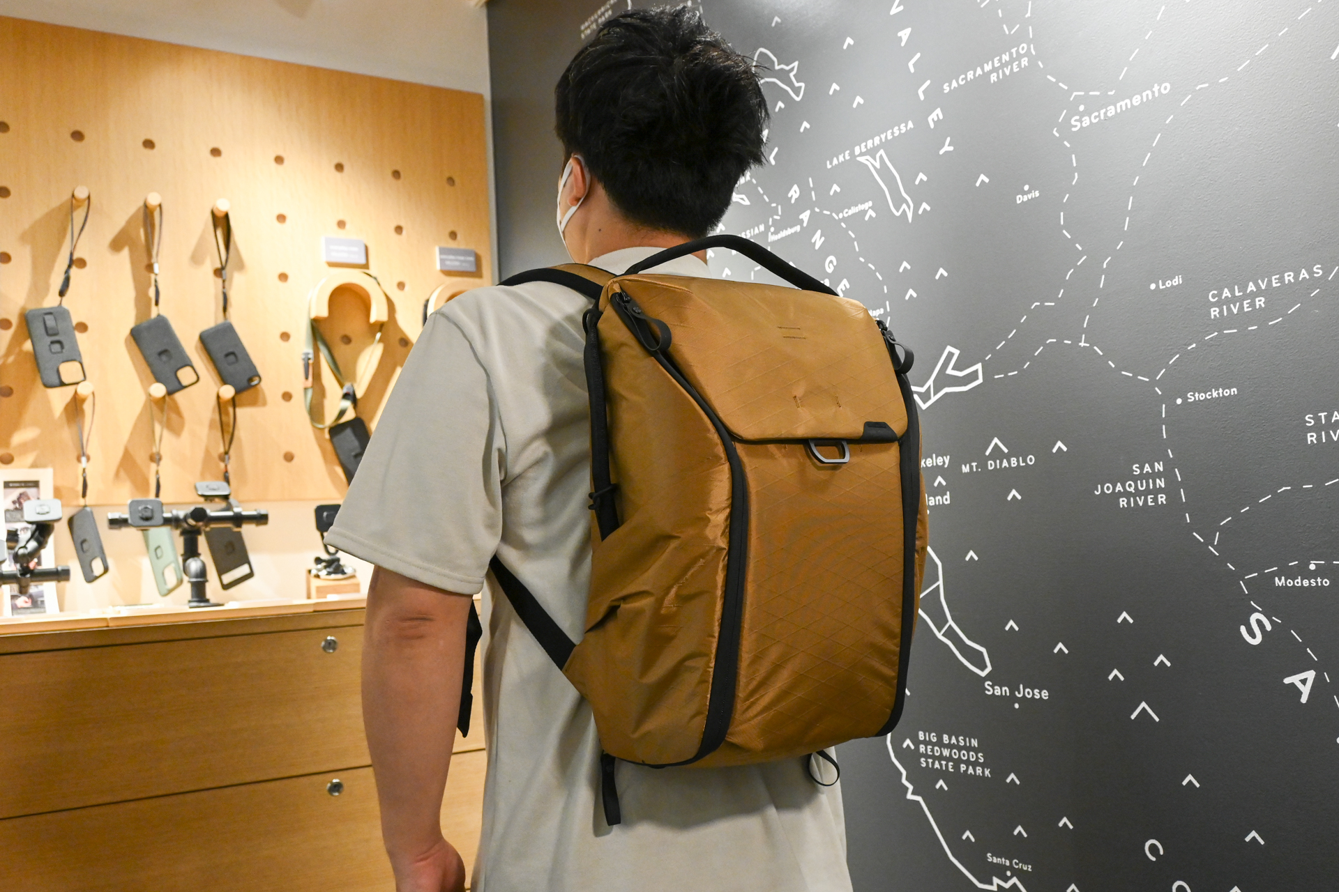 エブリデイ バックパックの20L。思いのほか、背負ったときにあまりサイズに大差のないように感じられる