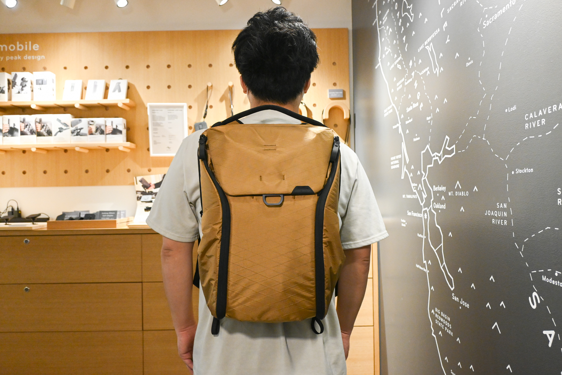 エブリデイ バックパックの20L。思いのほか、背負ったときにあまりサイズに大差のないように感じられる