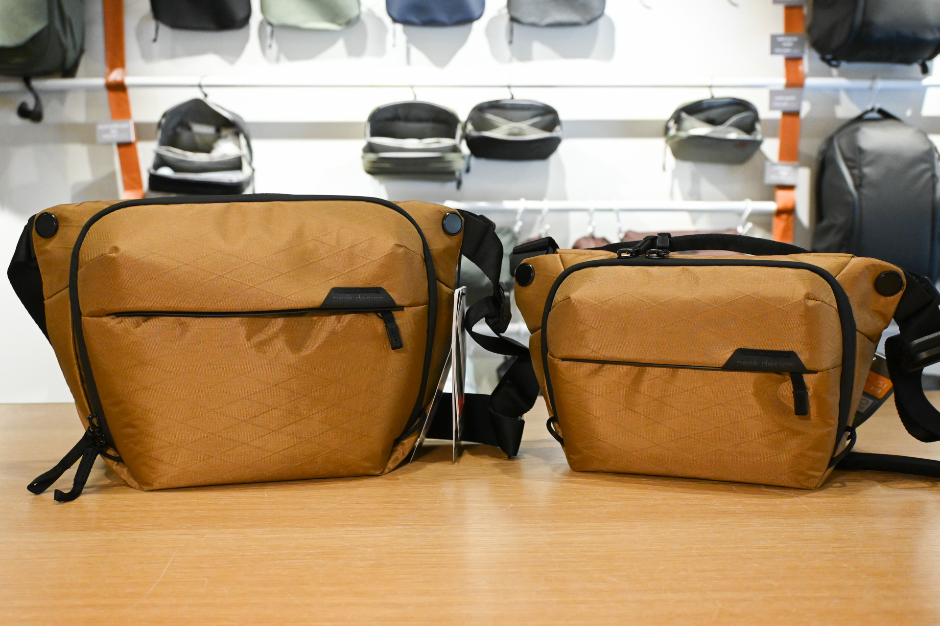 エブリデイ スリングの6L（左。2万6,400円）と3L（右。1万9,800円）