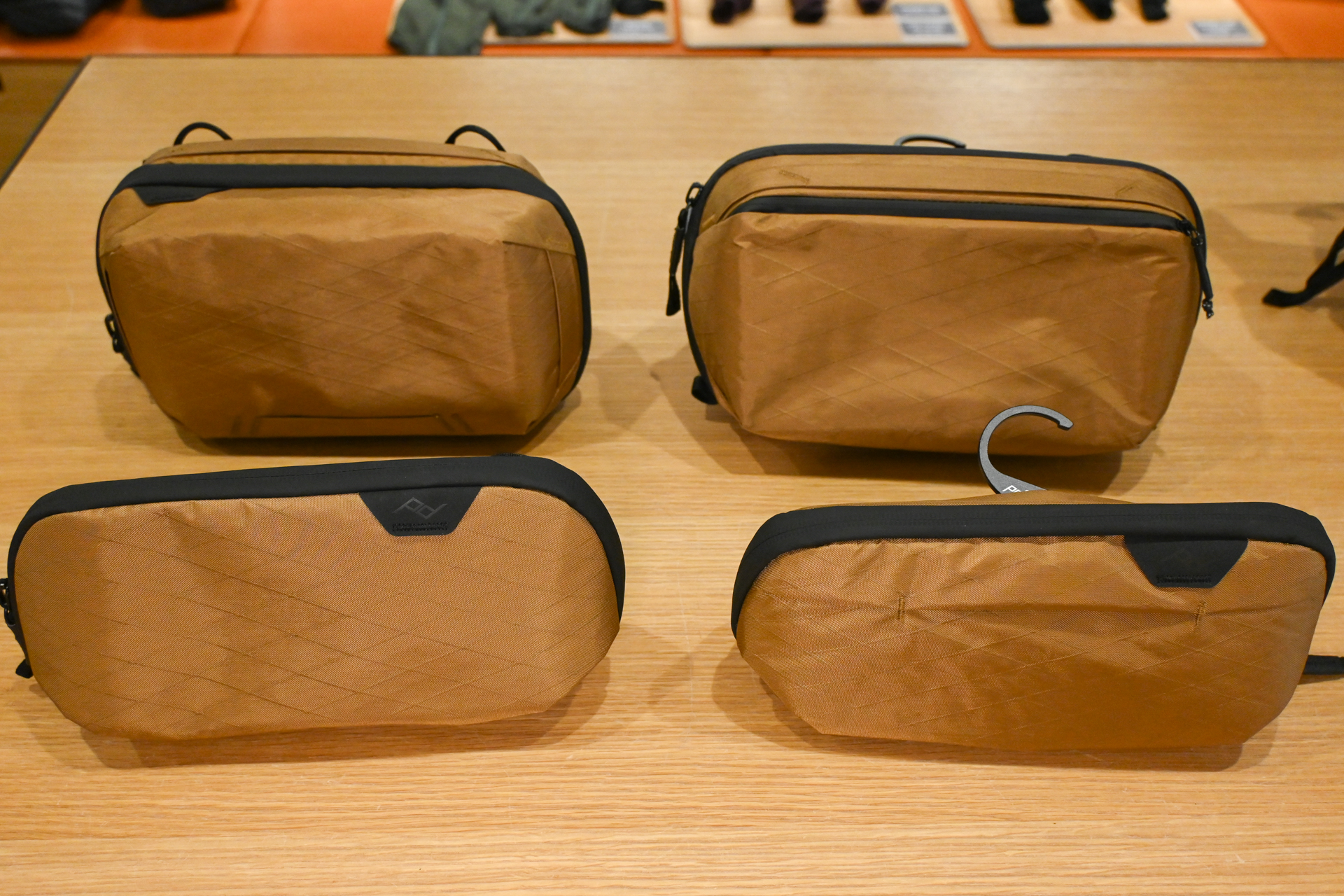 上段左からテク ポーチ（1万4,300円）、ウォッシュ ポーチ（1万4,300円）、下段左からテク ポーチ スモール（1万2,100円）、ウォッシュ ポーチ スモール（1万2,100円）