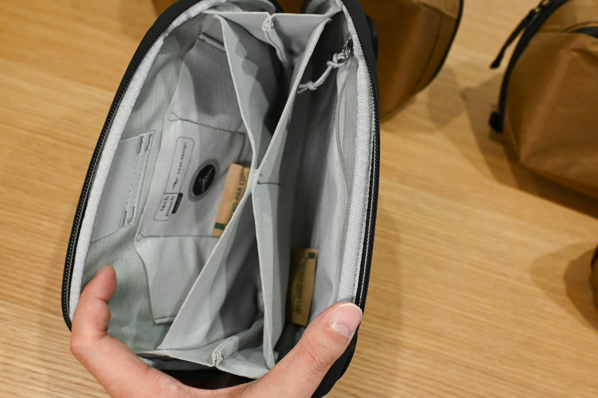 テク ポーチ スモールを開いたところ