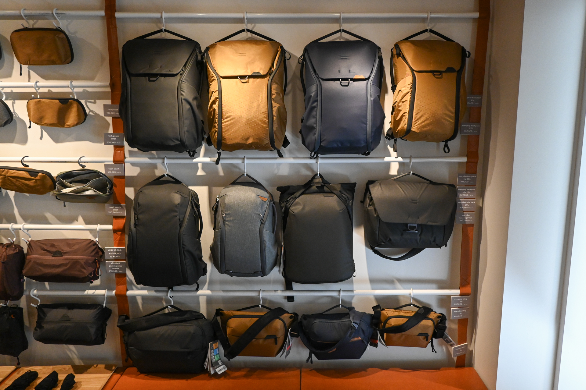 エブリデイ バックパックシリーズが並ぶディスプレイ