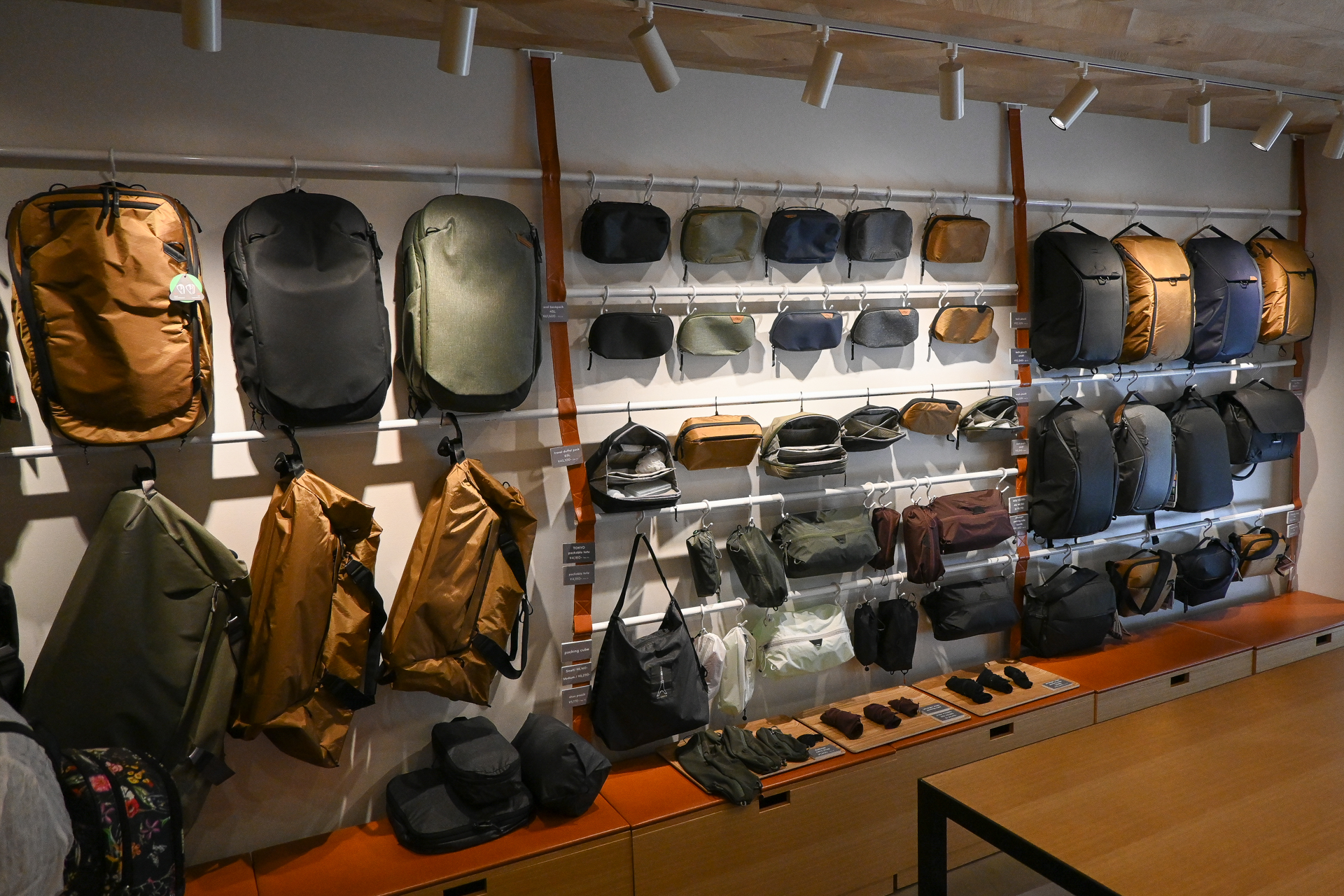 Peak Designのバッグが壁一面に並ぶ姿は圧巻