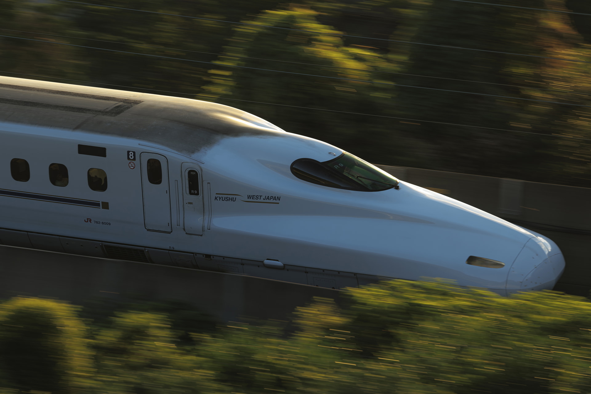 逆光の条件下で九州新幹線を流し撮り。「ブラックアウトフリー表示」の設定で撮影したことで最初のコマから被写体を見失うことなく滑らかで快適に車両を追い続けられた<br><span class="fnt-85">キヤノン EOS R5 Mark II／RF100-300mm F2.8 L IS USM／241mm／マニュアル露出（F4.5、1/125秒）／ISO 100／WB：オート</span>