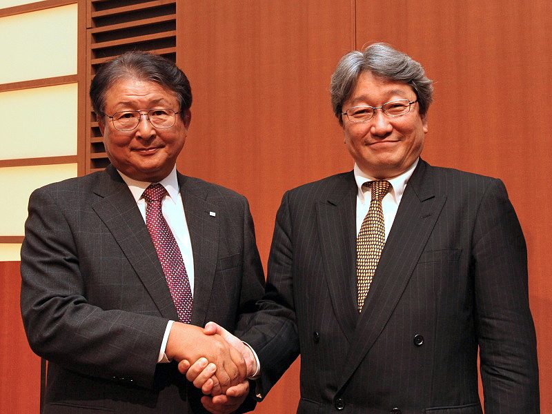 記者会見で。リコー代表取締役社長執行役員の近藤史朗氏（左）とHOYA代表執行役最高経営責任者の鈴木洋氏（右）