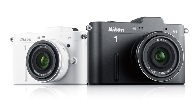 左からNikon 1 V1（ホワイト）、Nikon 1 V1（ブラック）。レンズはともに1 NIKKOR 10mm F2.8