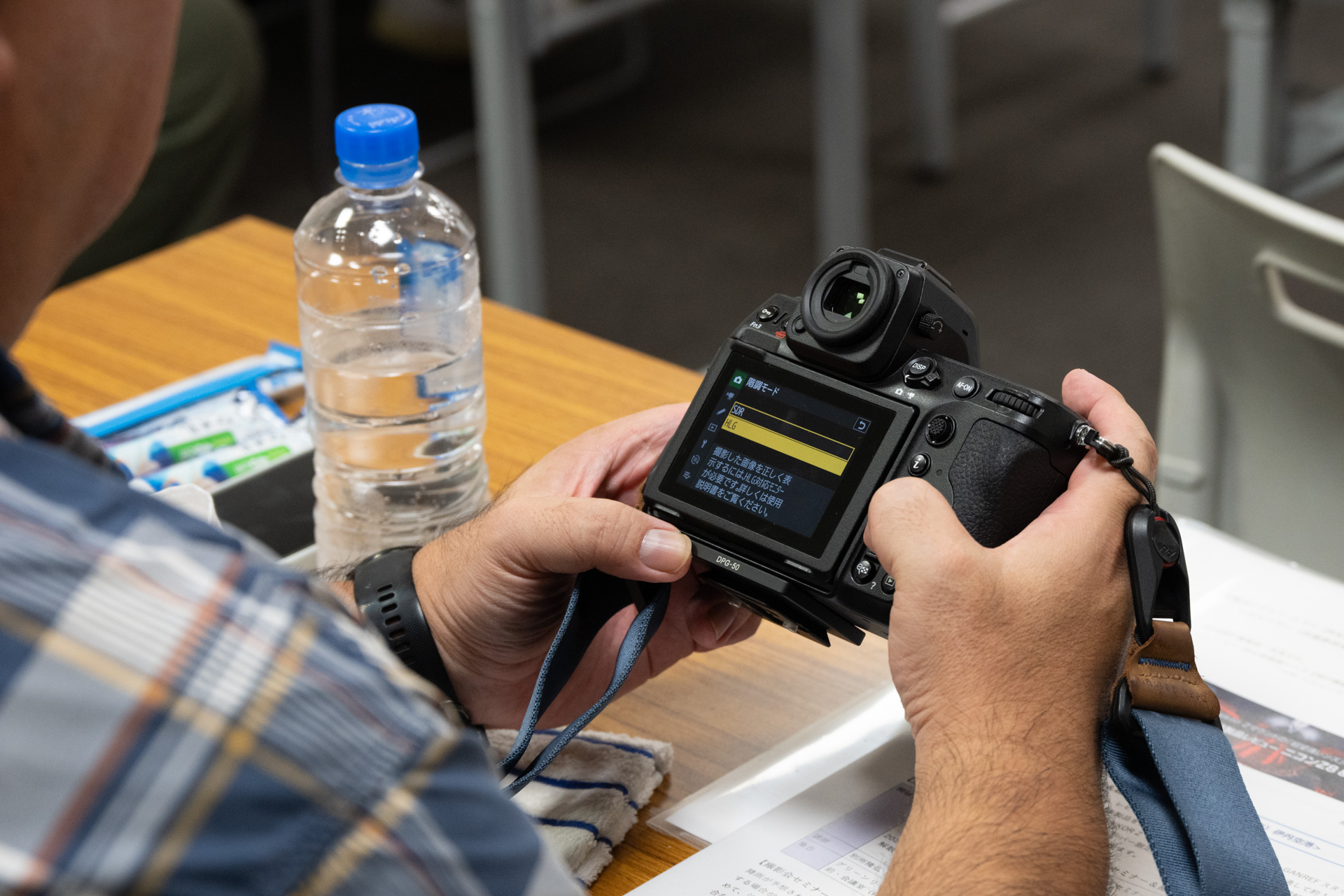 別所さんの話を参考に設定を行うメンバー