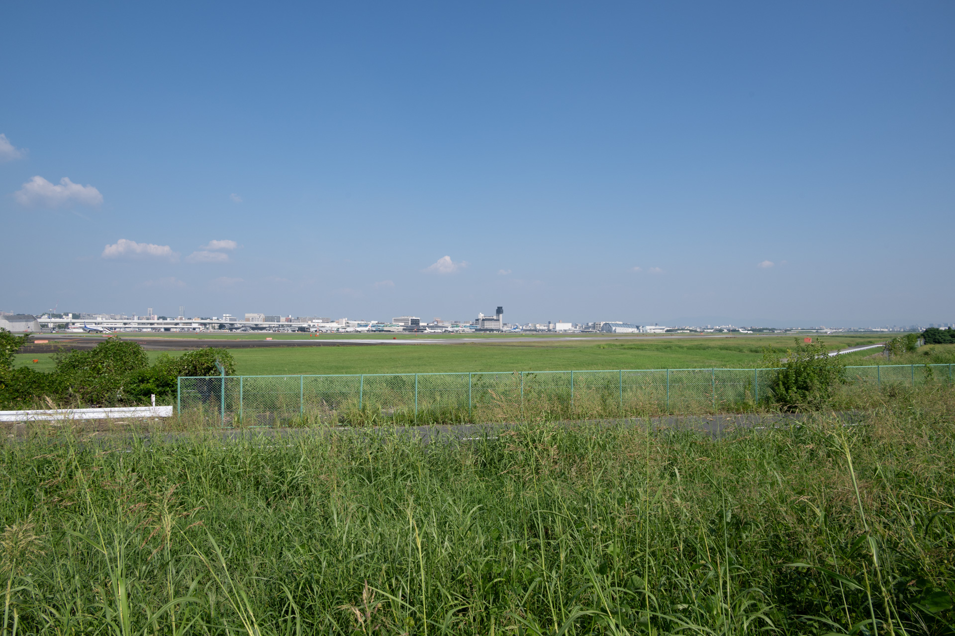 猪名川土手は滑走路の北側の先端に近い場所だ